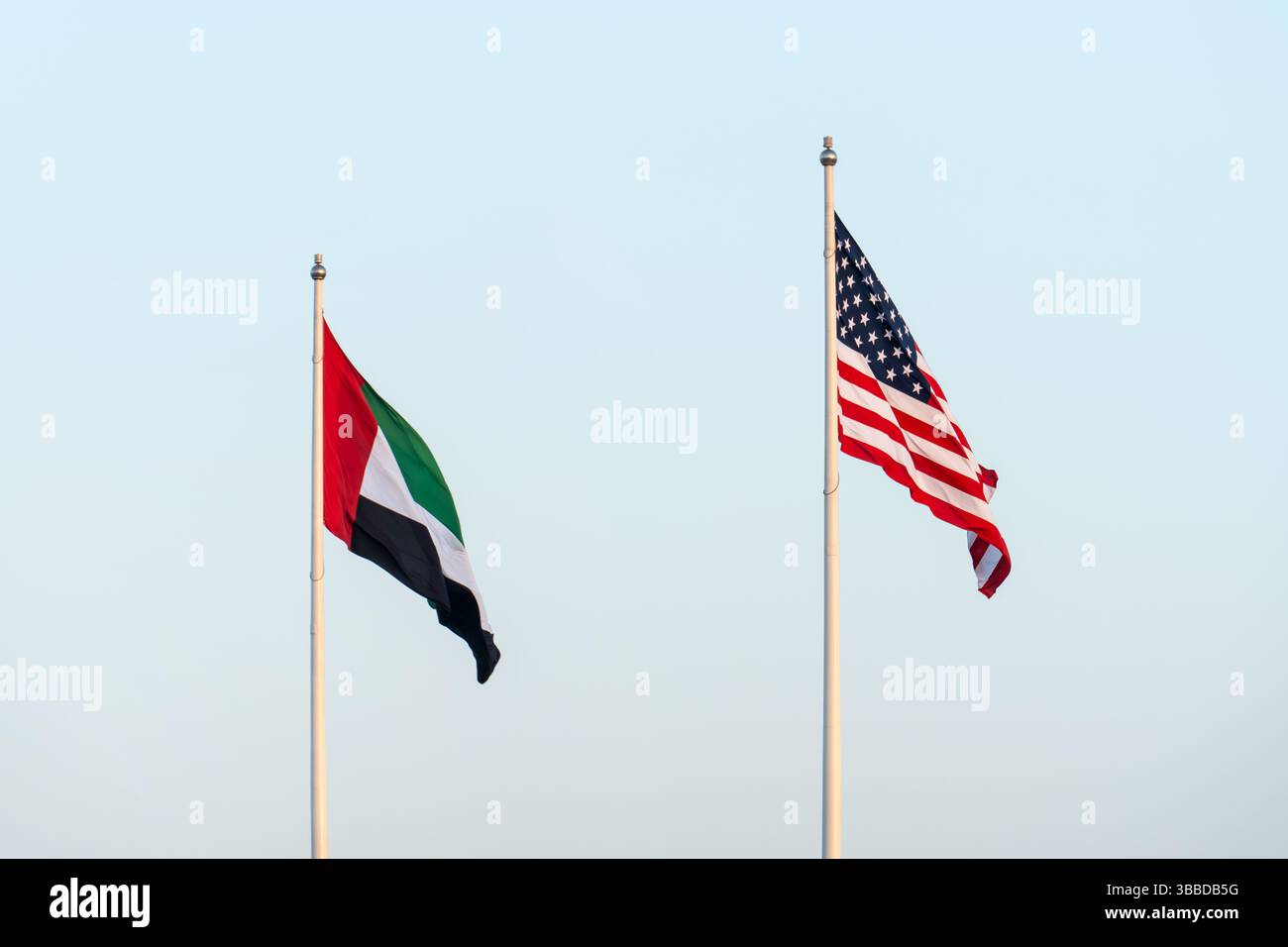 Les drapeaux des États-Unis et des Émirats arabes Unis sont soufflés dans le vent Banque D'Images