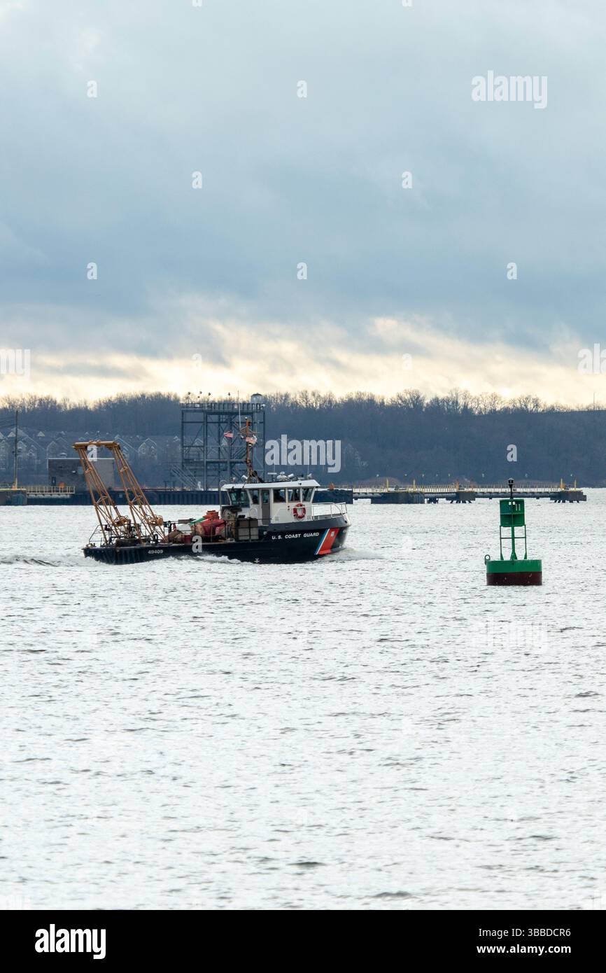 Sewaren, New Jersey, USA - Dec. 30, 2024 : une bouée de la Garde côtière américaine voyage le long de l'Arthur Kill. Banque D'Images