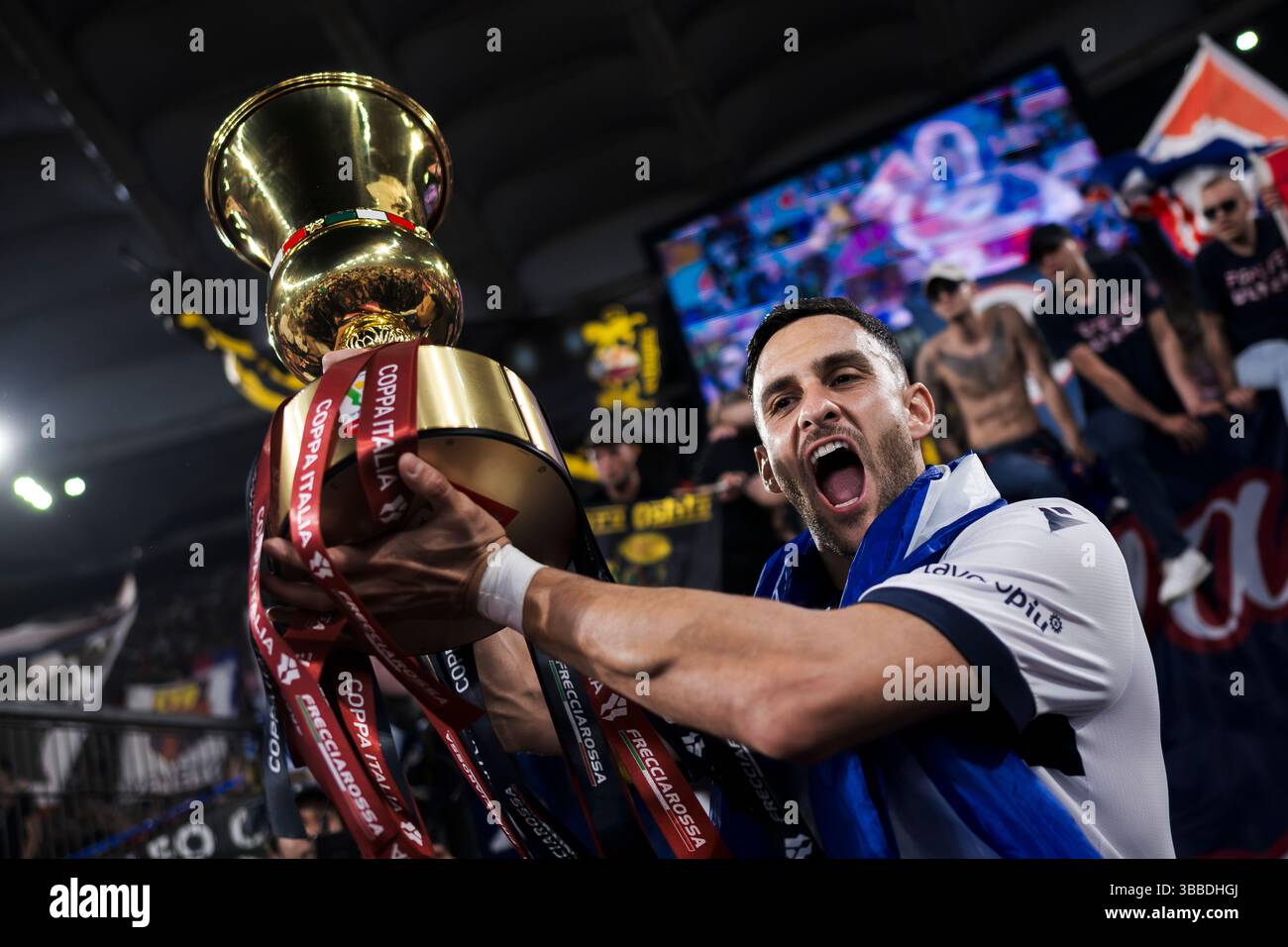 Charalampos Lykogiannis du Bologna FC célèbre avec le trophée lors de la cérémonie de remise des prix qui suit le match final de la Coppa Italia entre l'AC Milan et le Bologna FC. Banque D'Images