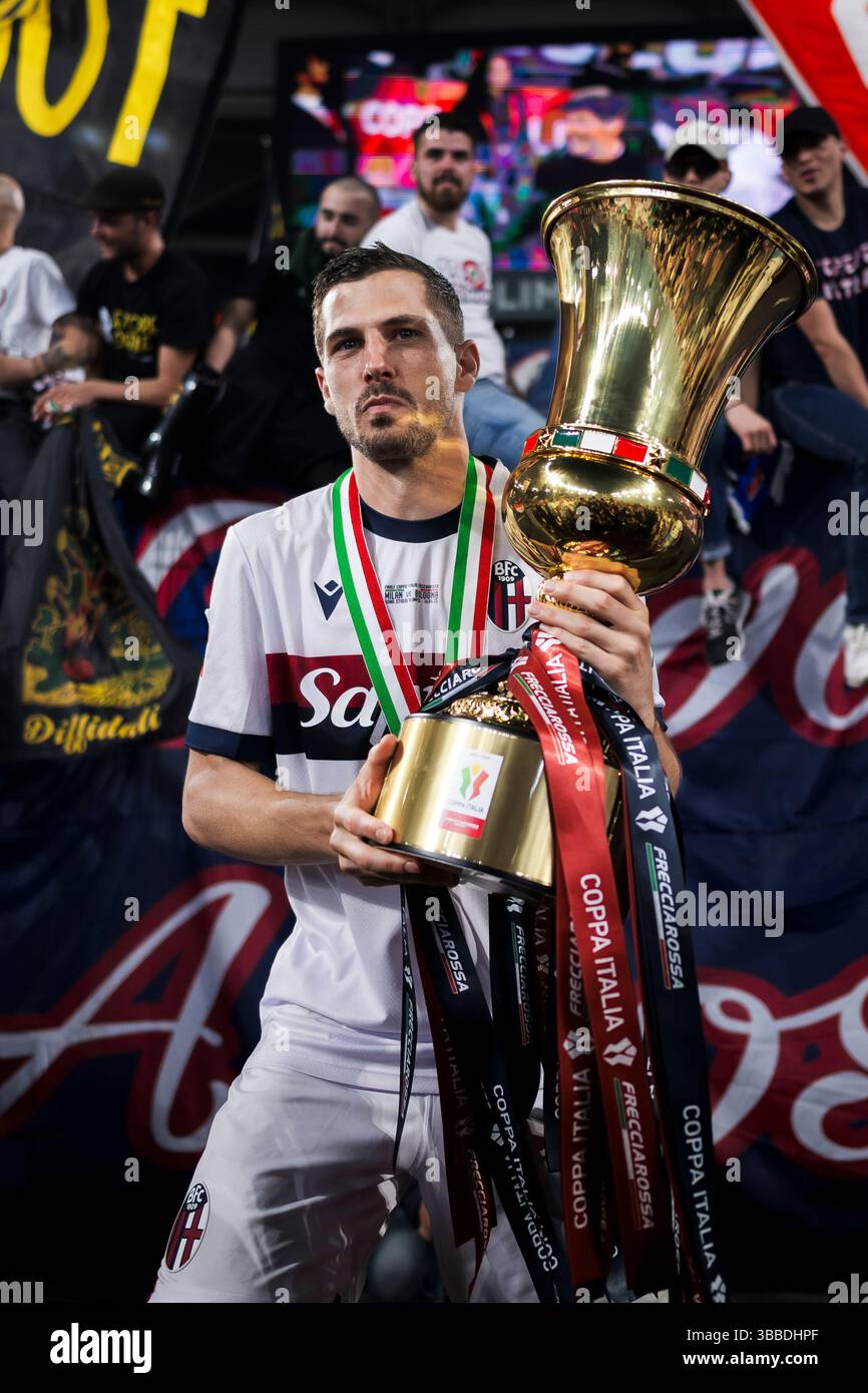 Remo Freuler du Bologna FC célèbre avec le trophée lors de la cérémonie de remise des prix qui suit le match final de la Coppa Italia entre l'AC Milan et le Bologna FC. Banque D'Images