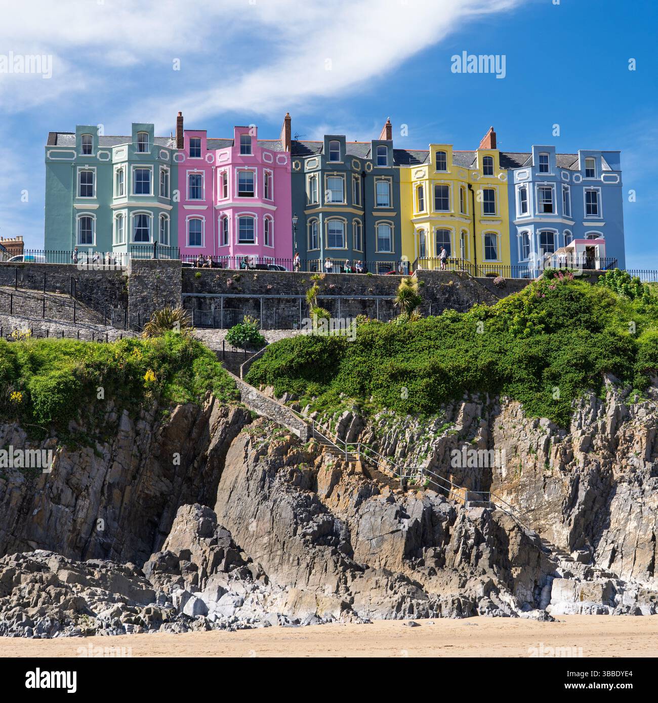 Maisons de ville victoriennes colorées sur l'Esplenade au-dessus de Tenby South Beach Banque D'Images