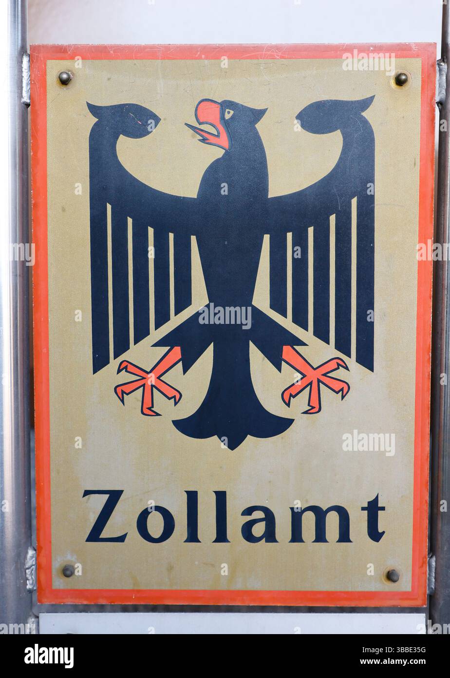 Weil am Rhein, Allemagne. 15 mai 2025. Weil am Rhein, Allemagne - 15 mai 2025 : frontière germano-suisse entre l'Allemagne et la Suisse, Deutschland - Schweiz, Bâle, Lörrach, Südbaden, douane, Grenze, Dogana, Zoll, Zollamt, Polizei Credit : dpa/Alamy Live News Banque D'Images