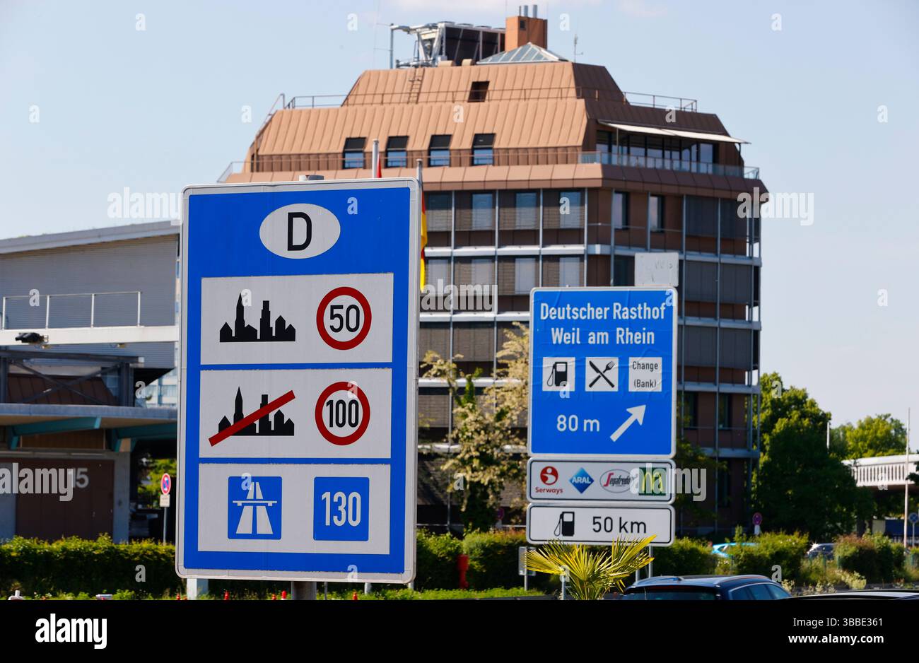 Weil am Rhein, Allemagne. 15 mai 2025. Weil am Rhein, Allemagne - 15 mai 2025 : frontière germano-suisse entre l'Allemagne et la Suisse, Deutschland - Schweiz, Bâle, Lörrach, Südbaden, douane, Grenze, Dogana, Zoll, Zollamt, Polizei Credit : dpa/Alamy Live News Banque D'Images