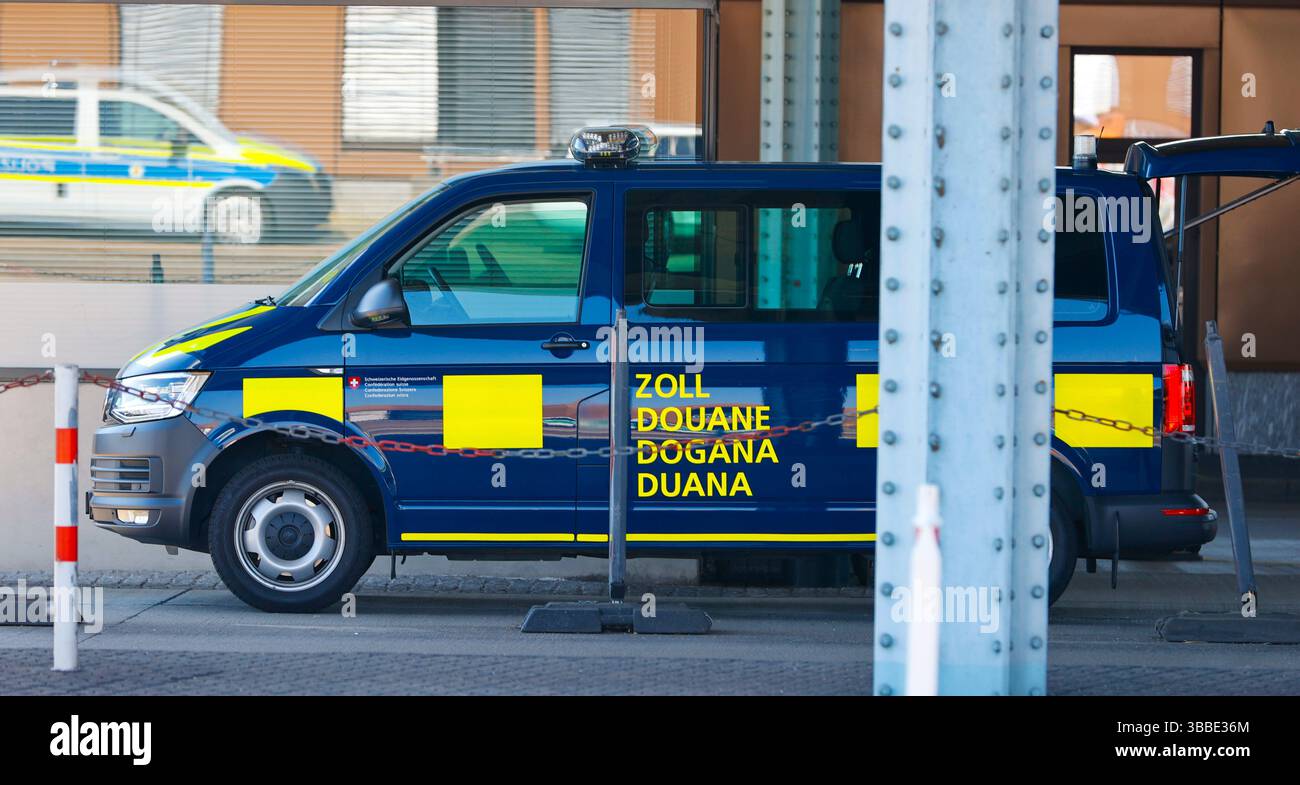 Weil am Rhein, Allemagne. 15 mai 2025. Weil am Rhein, Allemagne - 15 mai 2025 : frontière germano-suisse entre l'Allemagne et la Suisse, Deutschland - Schweiz, Bâle, Lörrach, Südbaden, douane, Grenze, Dogana, Zoll, Zollamt, Polizei Credit : dpa/Alamy Live News Banque D'Images