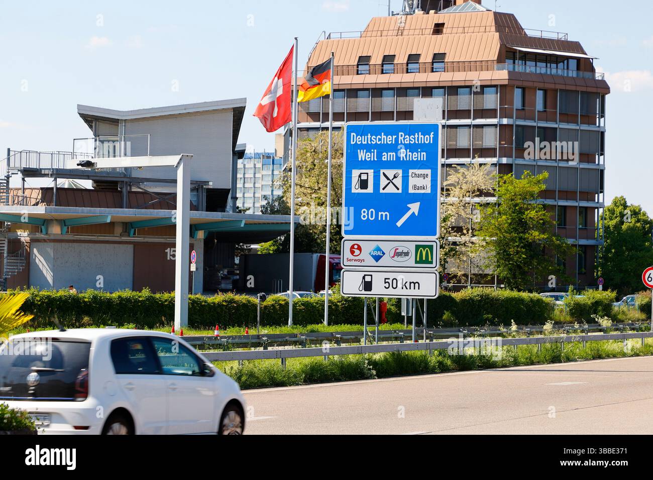 Weil am Rhein, Allemagne. 15 mai 2025. Weil am Rhein, Allemagne - 15 mai 2025 : frontière germano-suisse entre l'Allemagne et la Suisse, Deutschland - Schweiz, Bâle, Lörrach, Südbaden, douane, Grenze, Dogana, Zoll, Zollamt, Polizei Credit : dpa/Alamy Live News Banque D'Images