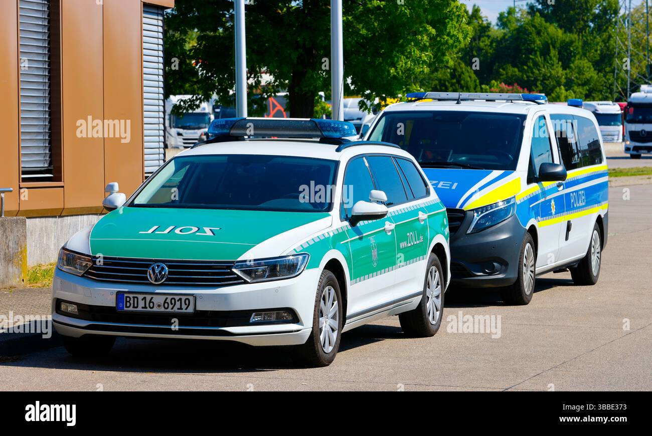 Weil am Rhein, Allemagne. 15 mai 2025. Weil am Rhein, Allemagne - 15 mai 2025 : frontière germano-suisse entre l'Allemagne et la Suisse, Deutschland - Schweiz, Bâle, Lörrach, Südbaden, douane, Grenze, Dogana, Zoll, Zollamt, Polizei Credit : dpa/Alamy Live News Banque D'Images