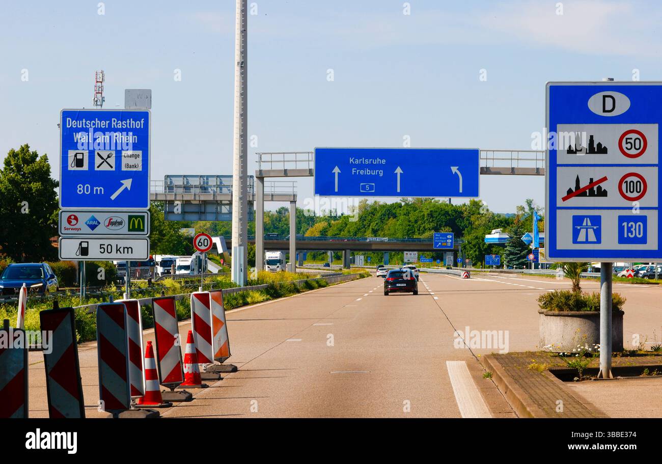 Weil am Rhein, Allemagne. 15 mai 2025. Weil am Rhein, Allemagne - 15 mai 2025 : frontière germano-suisse entre l'Allemagne et la Suisse, Deutschland - Schweiz, Bâle, Lörrach, Südbaden, douane, Grenze, Dogana, Zoll, Zollamt, Polizei Credit : dpa/Alamy Live News Banque D'Images