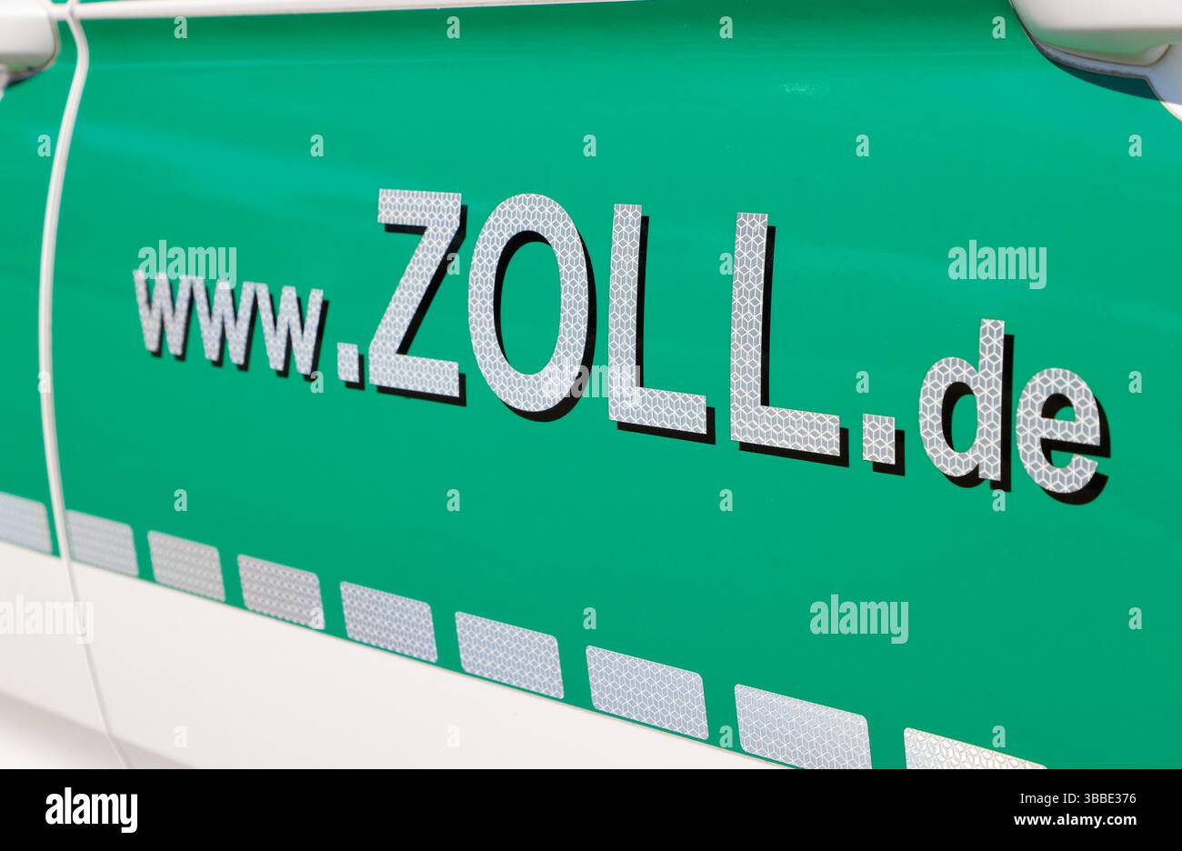 Weil am Rhein, Allemagne. 15 mai 2025. Weil am Rhein, Allemagne - 15 mai 2025 : frontière germano-suisse entre l'Allemagne et la Suisse, Deutschland - Schweiz, Bâle, Lörrach, Südbaden, douane, Grenze, Dogana, Zoll, Zollamt, Polizei Credit : dpa/Alamy Live News Banque D'Images