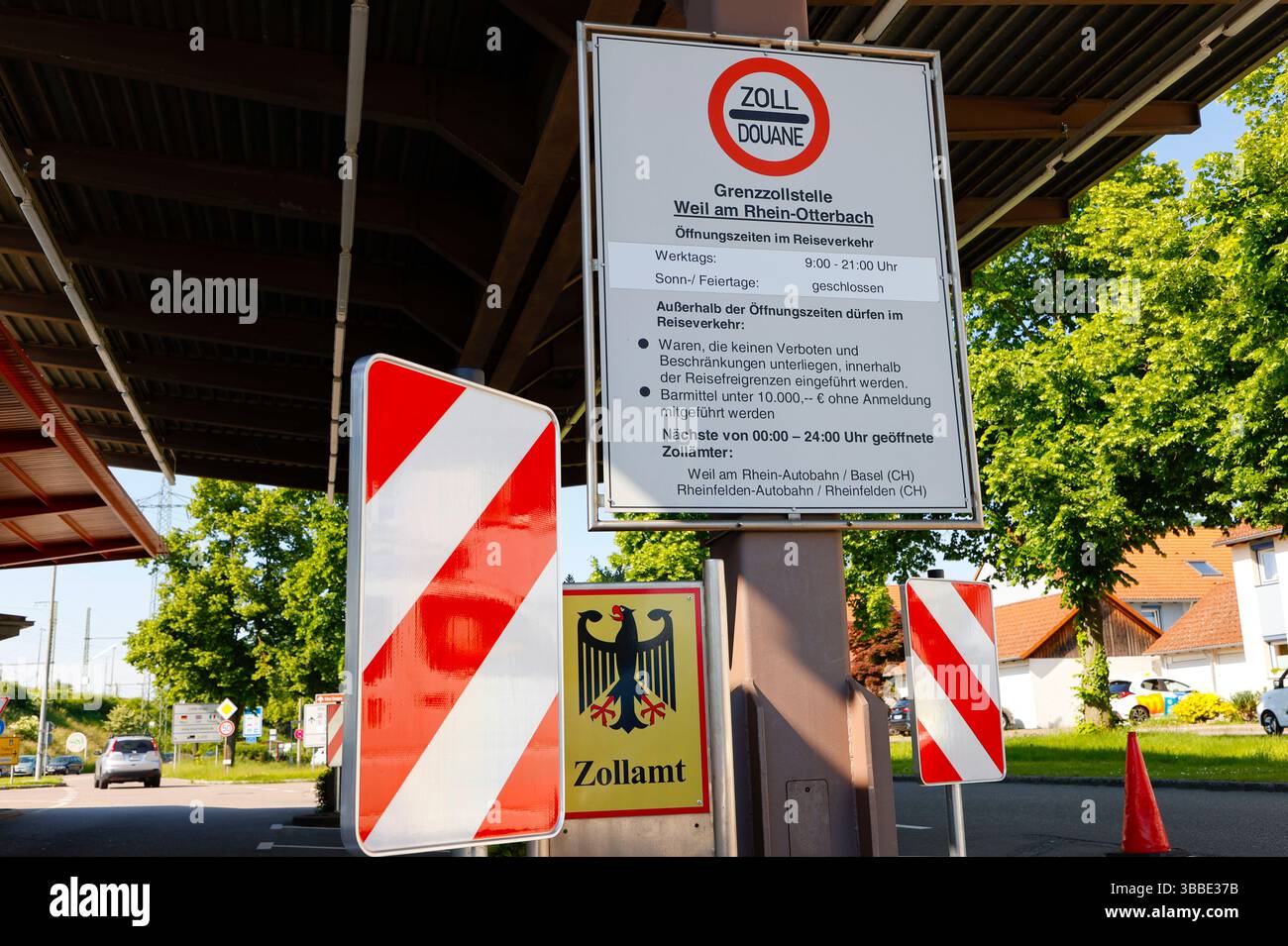 Weil am Rhein, Allemagne. 15 mai 2025. Weil am Rhein, Allemagne - 15 mai 2025 : frontière germano-suisse entre l'Allemagne et la Suisse, Deutschland - Schweiz, Bâle, Lörrach, Südbaden, douane, Grenze, Dogana, Zoll, Zollamt, Polizei Credit : dpa/Alamy Live News Banque D'Images