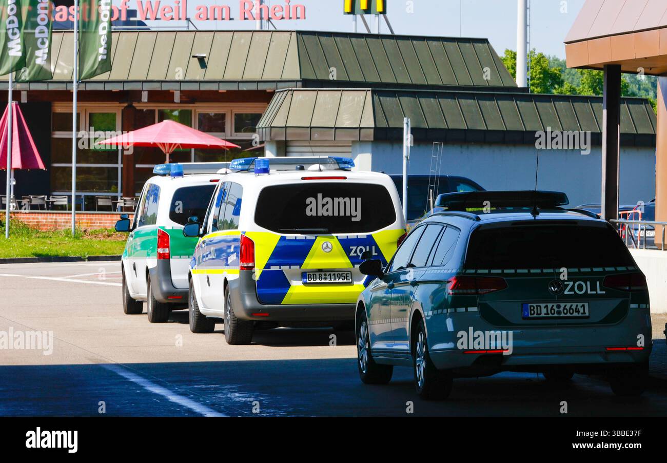 Weil am Rhein, Allemagne. 15 mai 2025. Weil am Rhein, Allemagne - 15 mai 2025 : frontière germano-suisse entre l'Allemagne et la Suisse, Deutschland - Schweiz, Bâle, Lörrach, Südbaden, douane, Grenze, Dogana, Zoll, Zollamt, Polizei Credit : dpa/Alamy Live News Banque D'Images