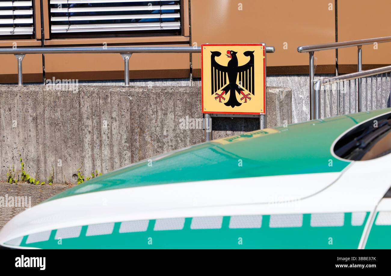 Weil am Rhein, Allemagne. 15 mai 2025. Weil am Rhein, Allemagne - 15 mai 2025 : frontière germano-suisse entre l'Allemagne et la Suisse, Deutschland - Schweiz, Bâle, Lörrach, Südbaden, douane, Grenze, Dogana, Zoll, Zollamt, Polizei Credit : dpa/Alamy Live News Banque D'Images