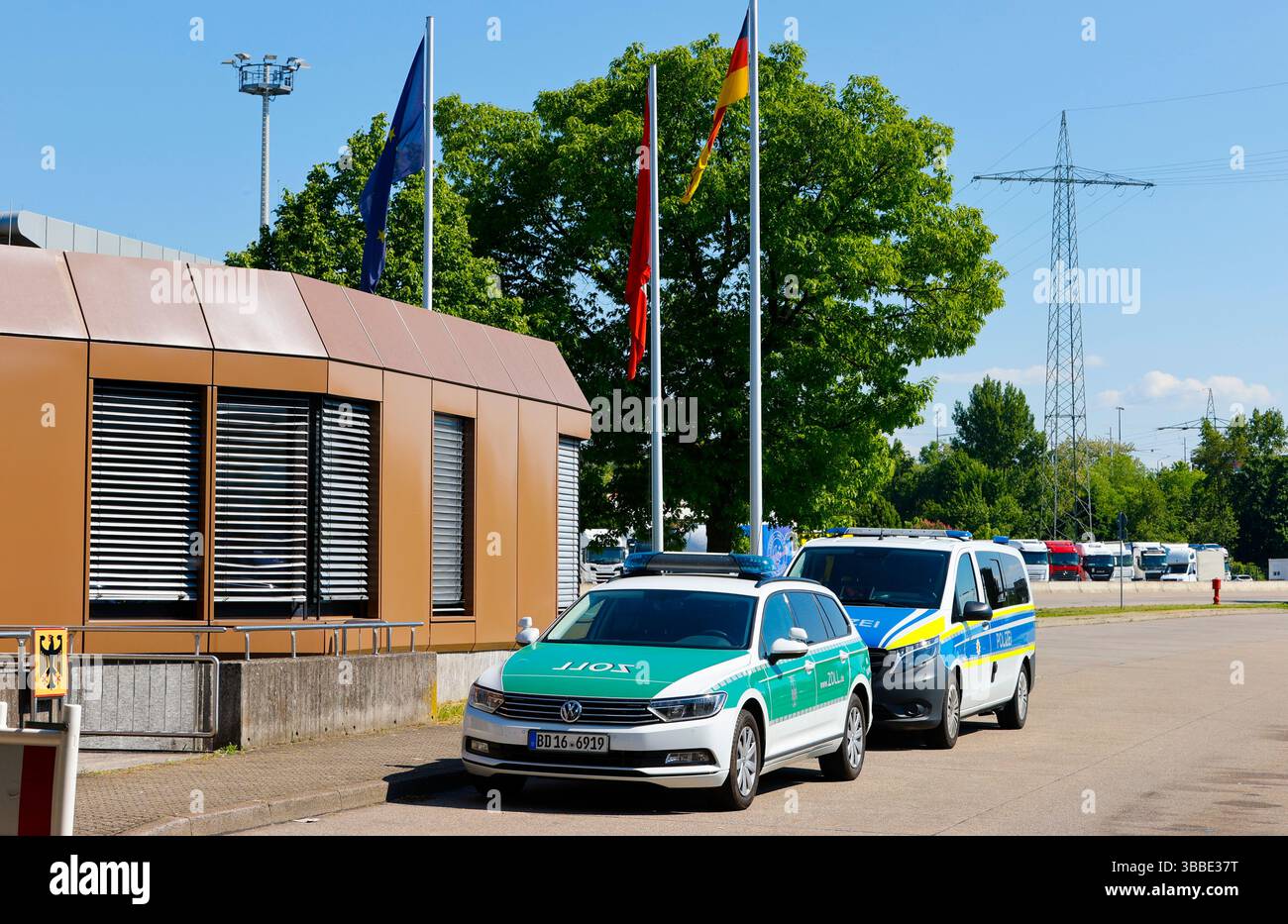 Weil am Rhein, Allemagne. 15 mai 2025. Weil am Rhein, Allemagne - 15 mai 2025 : frontière germano-suisse entre l'Allemagne et la Suisse, Deutschland - Schweiz, Bâle, Lörrach, Südbaden, douane, Grenze, Dogana, Zoll, Zollamt, Polizei Credit : dpa/Alamy Live News Banque D'Images
