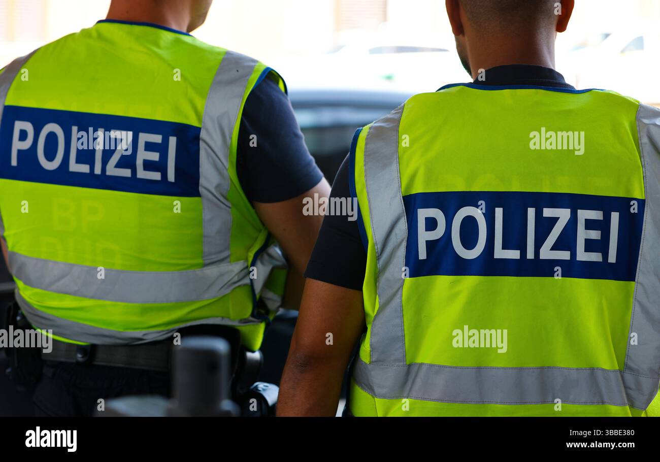 Weil am Rhein, Allemagne. 15 mai 2025. Weil am Rhein, Allemagne - 15 mai 2025 : frontière germano-suisse entre l'Allemagne et la Suisse, Deutschland - Schweiz, Bâle, Lörrach, Südbaden, douane, Grenze, Dogana, Zoll, Zollamt, Polizei Credit : dpa/Alamy Live News Banque D'Images