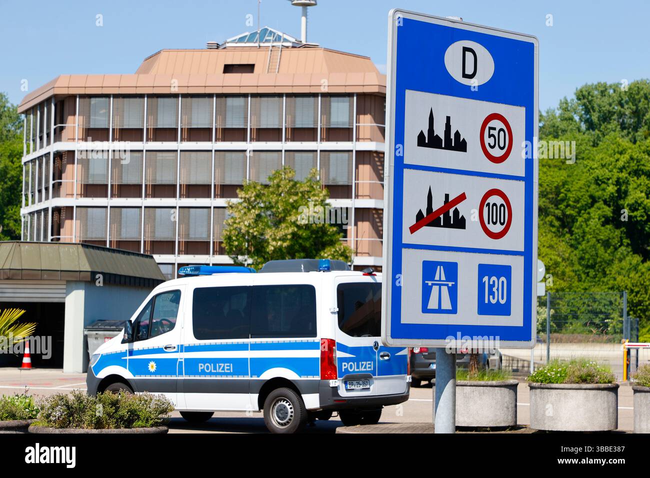 Weil am Rhein, Allemagne. 15 mai 2025. Weil am Rhein, Allemagne - 15 mai 2025 : frontière germano-suisse entre l'Allemagne et la Suisse, Deutschland - Schweiz, Bâle, Lörrach, Südbaden, douane, Grenze, Dogana, Zoll, Zollamt, Polizei Credit : dpa/Alamy Live News Banque D'Images