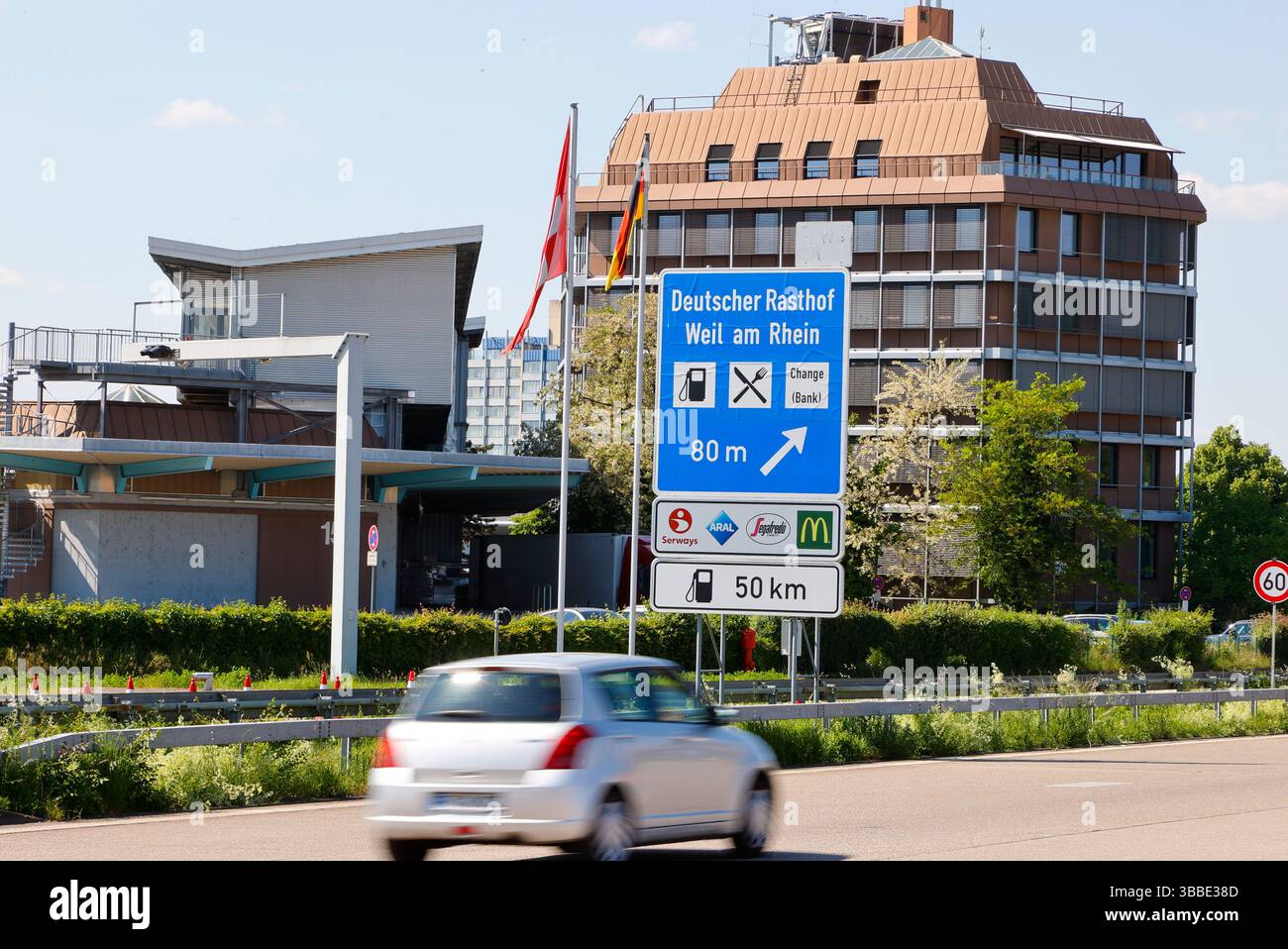 Weil am Rhein, Allemagne. 15 mai 2025. Weil am Rhein, Allemagne - 15 mai 2025 : frontière germano-suisse entre l'Allemagne et la Suisse, Deutschland - Schweiz, Bâle, Lörrach, Südbaden, douane, Grenze, Dogana, Zoll, Zollamt, Polizei Credit : dpa/Alamy Live News Banque D'Images