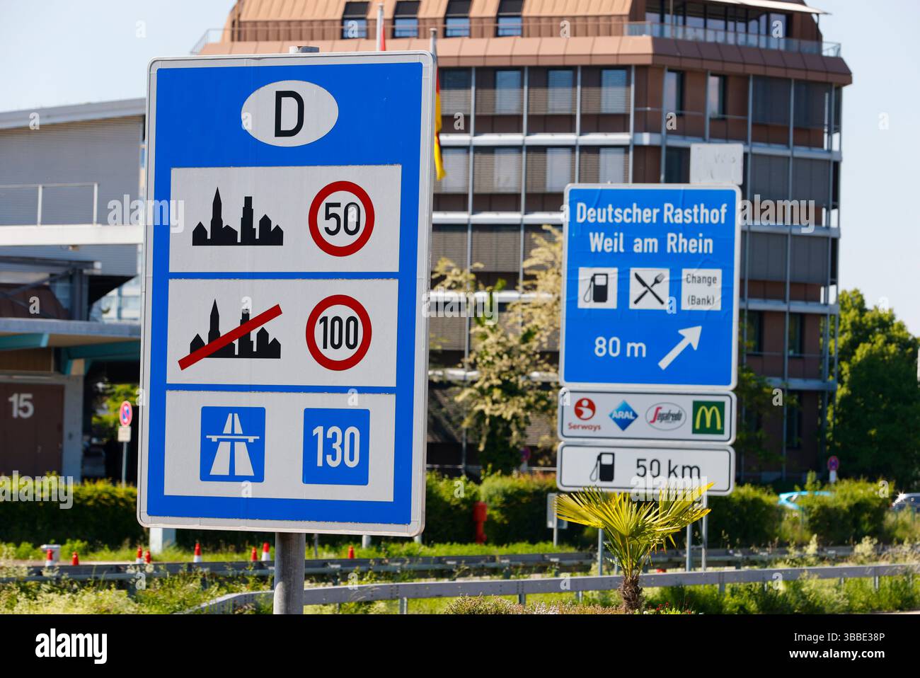 Weil am Rhein, Allemagne. 15 mai 2025. Weil am Rhein, Allemagne - 15 mai 2025 : frontière germano-suisse entre l'Allemagne et la Suisse, Deutschland - Schweiz, Bâle, Lörrach, Südbaden, douane, Grenze, Dogana, Zoll, Zollamt, Polizei Credit : dpa/Alamy Live News Banque D'Images