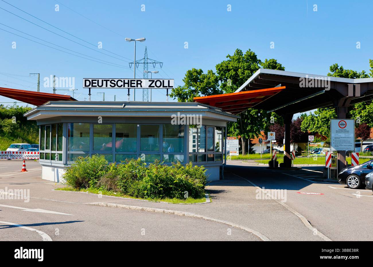 Weil am Rhein, Allemagne. 15 mai 2025. Weil am Rhein, Allemagne - 15 mai 2025 : frontière germano-suisse entre l'Allemagne et la Suisse, Deutschland - Schweiz, Bâle, Lörrach, Südbaden, douane, Grenze, Dogana, Zoll, Zollamt, Polizei Credit : dpa/Alamy Live News Banque D'Images