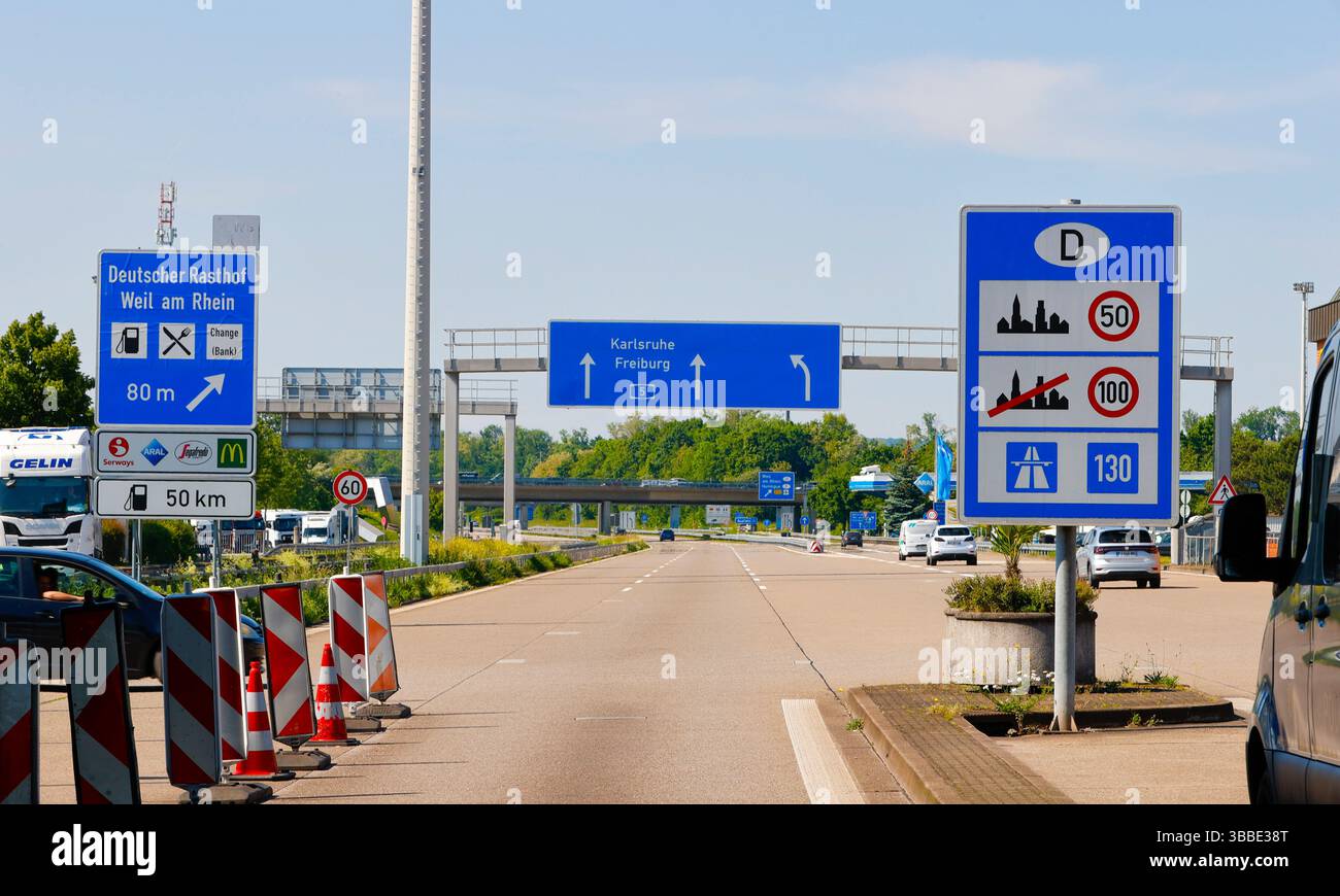 Weil am Rhein, Allemagne. 15 mai 2025. Weil am Rhein, Allemagne - 15 mai 2025 : frontière germano-suisse entre l'Allemagne et la Suisse, Deutschland - Schweiz, Bâle, Lörrach, Südbaden, douane, Grenze, Dogana, Zoll, Zollamt, Polizei Credit : dpa/Alamy Live News Banque D'Images