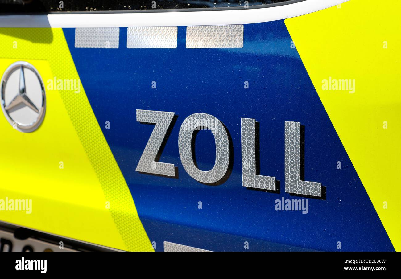 Weil am Rhein, Allemagne. 15 mai 2025. Weil am Rhein, Allemagne - 15 mai 2025 : frontière germano-suisse entre l'Allemagne et la Suisse, Deutschland - Schweiz, Bâle, Lörrach, Südbaden, douane, Grenze, Dogana, Zoll, Zollamt, Polizei Credit : dpa/Alamy Live News Banque D'Images