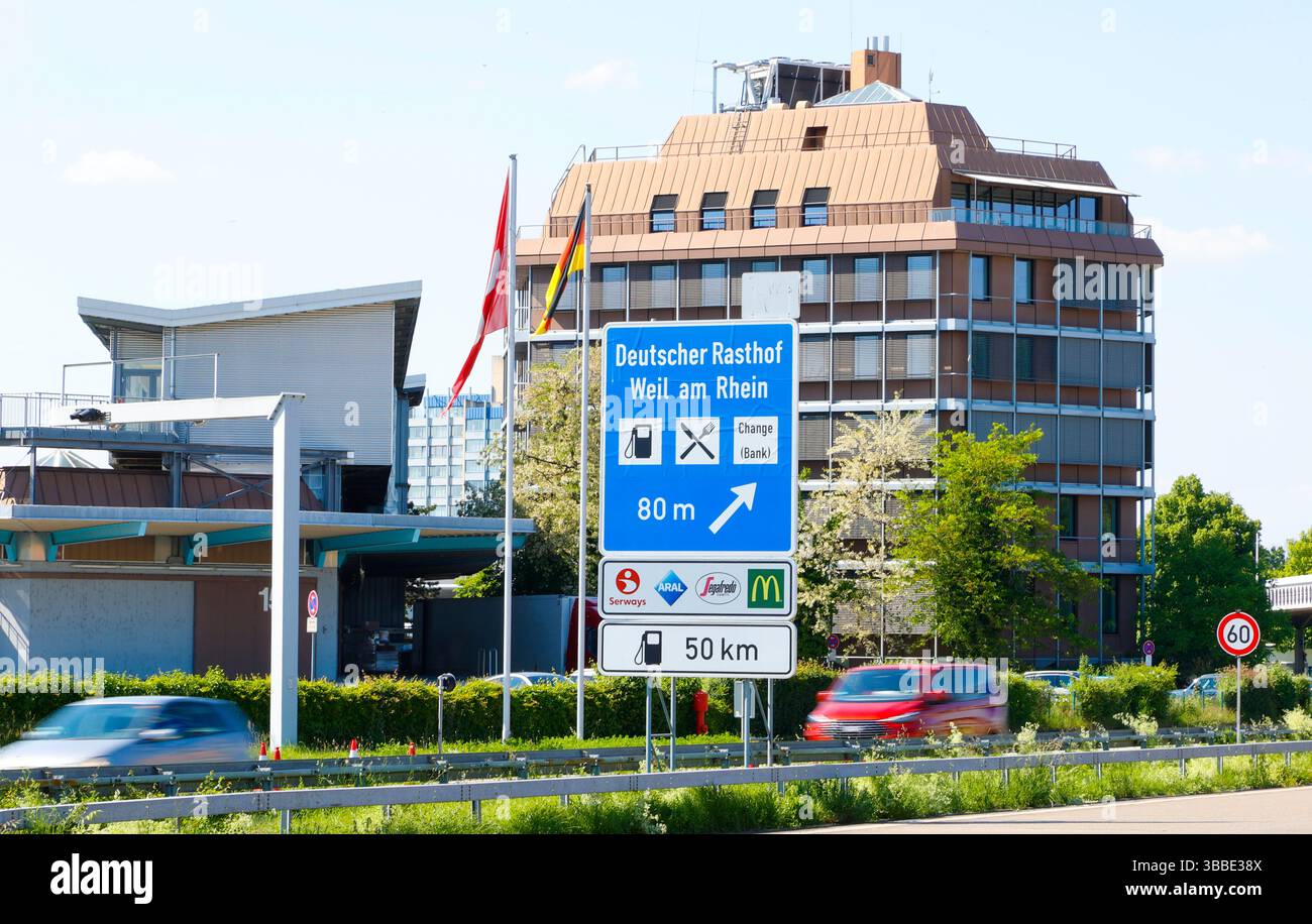 Weil am Rhein, Allemagne. 15 mai 2025. Weil am Rhein, Allemagne - 15 mai 2025 : frontière germano-suisse entre l'Allemagne et la Suisse, Deutschland - Schweiz, Bâle, Lörrach, Südbaden, douane, Grenze, Dogana, Zoll, Zollamt, Polizei Credit : dpa/Alamy Live News Banque D'Images