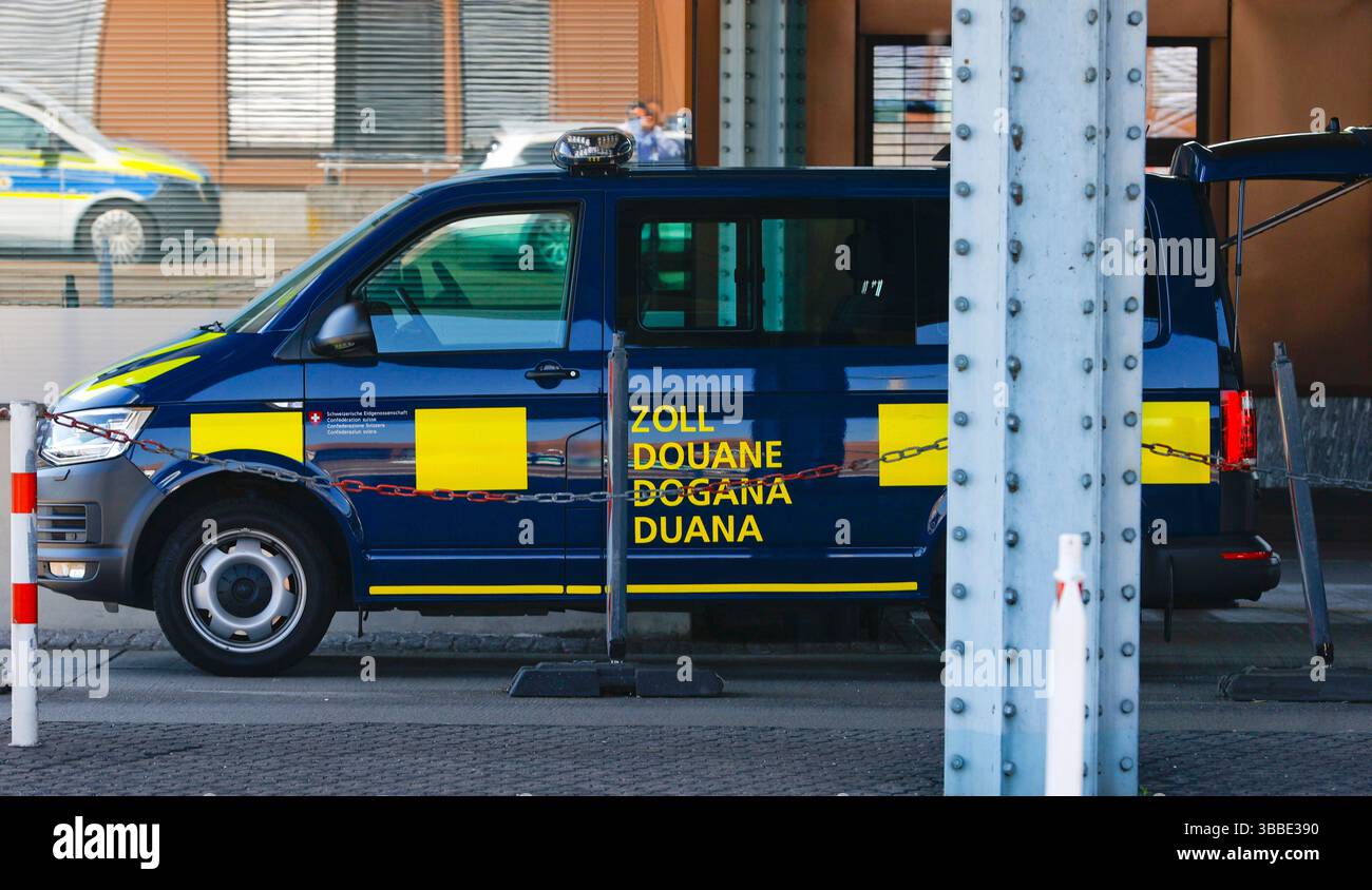 Weil am Rhein, Allemagne. 15 mai 2025. Weil am Rhein, Allemagne - 15 mai 2025 : frontière germano-suisse entre l'Allemagne et la Suisse, Deutschland - Schweiz, Bâle, Lörrach, Südbaden, douane, Grenze, Dogana, Zoll, Zollamt, Polizei Credit : dpa/Alamy Live News Banque D'Images