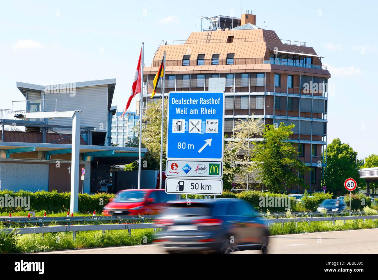 Weil am Rhein, Allemagne. 15 mai 2025. Weil am Rhein, Allemagne - 15 mai 2025 : frontière germano-suisse entre l'Allemagne et la Suisse, Deutschland - Schweiz, Bâle, Lörrach, Südbaden, douane, Grenze, Dogana, Zoll, Zollamt, Polizei Credit : dpa/Alamy Live News Banque D'Images