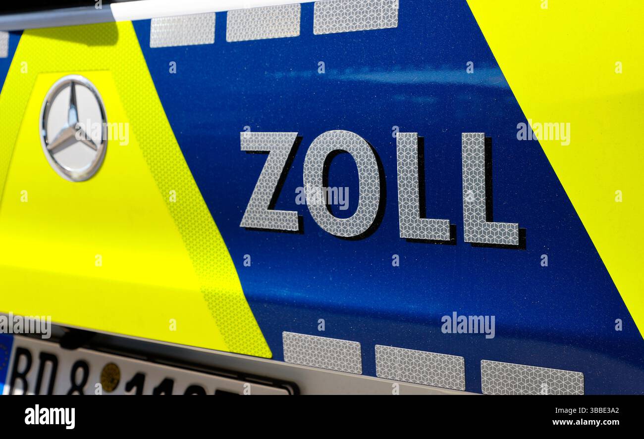 Weil am Rhein, Allemagne. 15 mai 2025. Weil am Rhein, Allemagne - 15 mai 2025 : frontière germano-suisse entre l'Allemagne et la Suisse, Deutschland - Schweiz, Bâle, Lörrach, Südbaden, douane, Grenze, Dogana, Zoll, Zollamt, Polizei Credit : dpa/Alamy Live News Banque D'Images