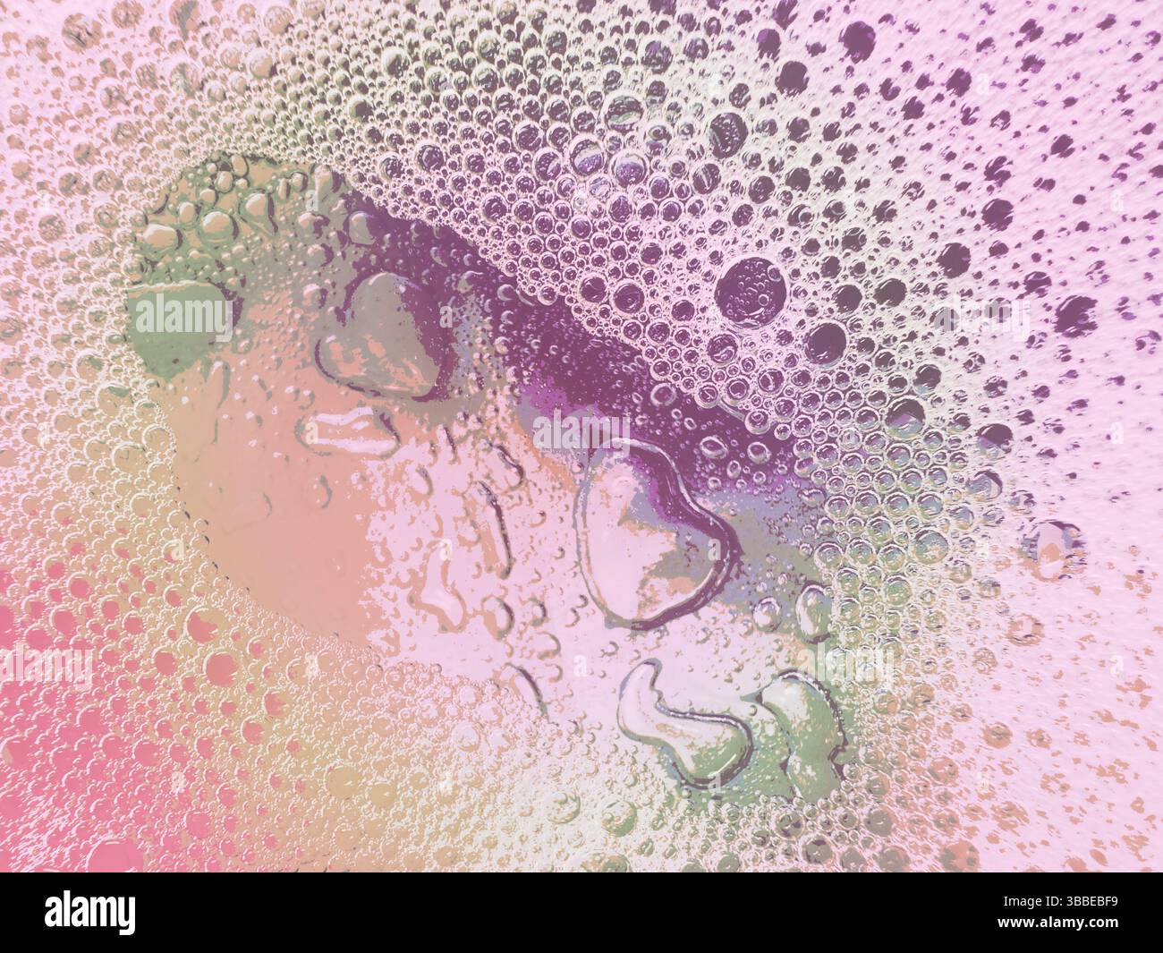 Empreinte de coeur dans des bulles de mousse savonneuse laisse une traînée d'empreintes dans un motif abstrait montrant l'amour et le soin sur la surface rose humide de couleur pastel violet. Banque D'Images