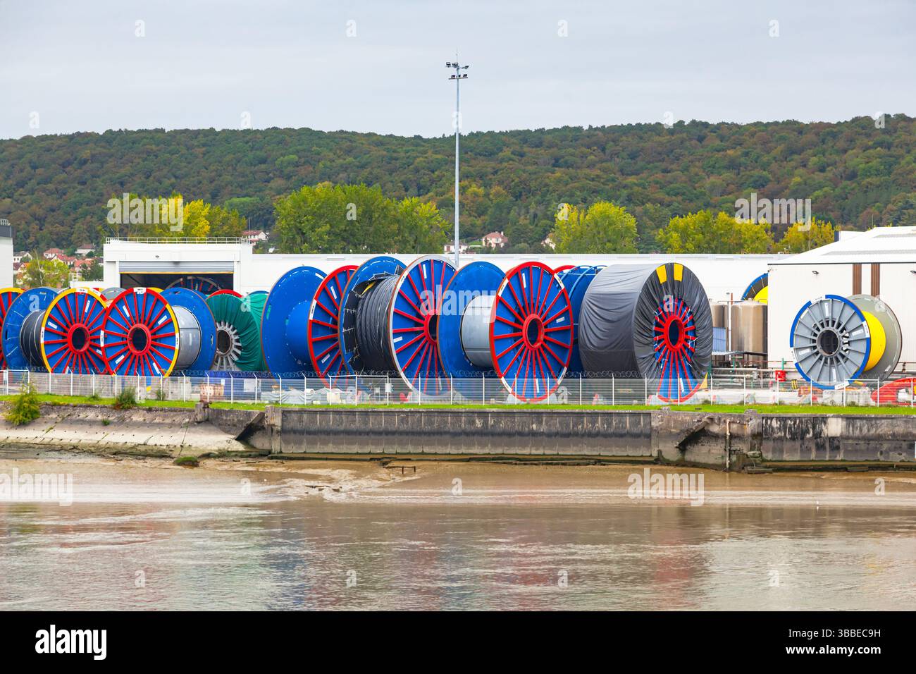 Installation pour la production et le stockage de bobines de câbles électriques puissants. Banque D'Images