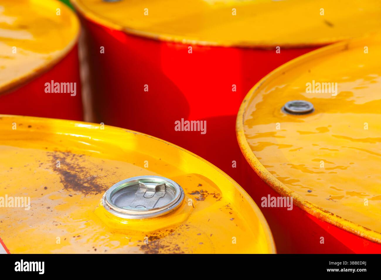 Grands fûts rouges en acier d'huile de machine. Banque D'Images