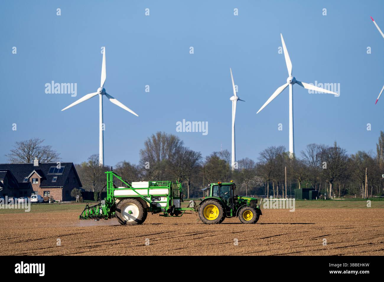 Agriculture, les pesticides sont appliqués sur un champ au début de la saison de croissance, pulvérisateur phytosanitaire du fabricant néerlandais CHD, sur un trac Banque D'Images
