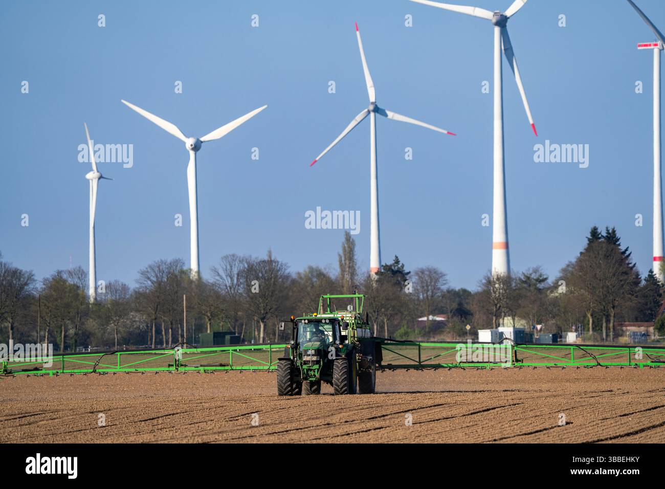 Agriculture, les pesticides sont appliqués sur un champ au début de la saison de croissance, pulvérisateur phytosanitaire du fabricant néerlandais CHD, sur un trac Banque D'Images