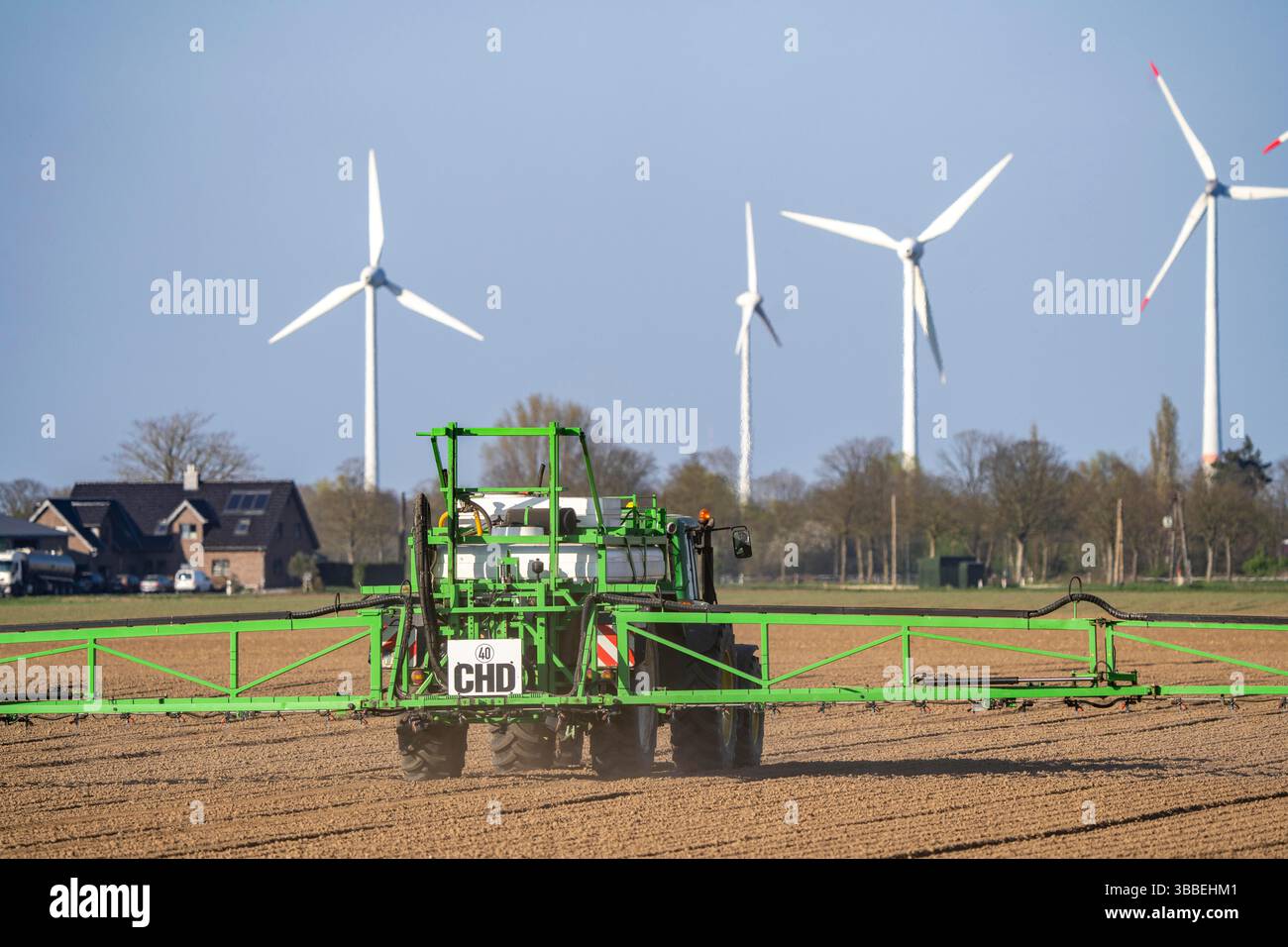 Agriculture, les pesticides sont appliqués sur un champ au début de la saison de croissance, pulvérisateur phytosanitaire du fabricant néerlandais CHD, sur un trac Banque D'Images
