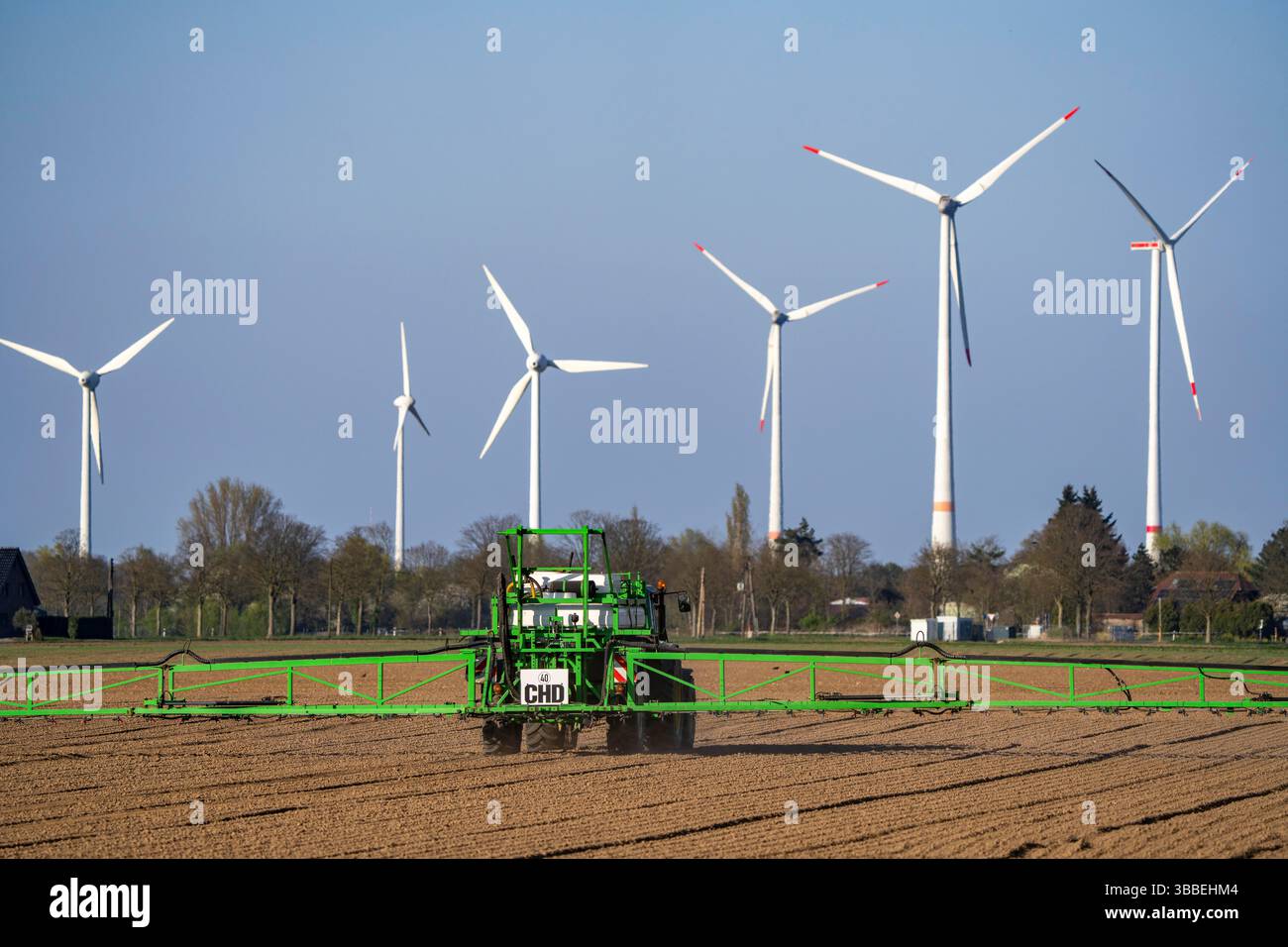 Agriculture, les pesticides sont appliqués sur un champ au début de la saison de croissance, pulvérisateur phytosanitaire du fabricant néerlandais CHD, sur un trac Banque D'Images