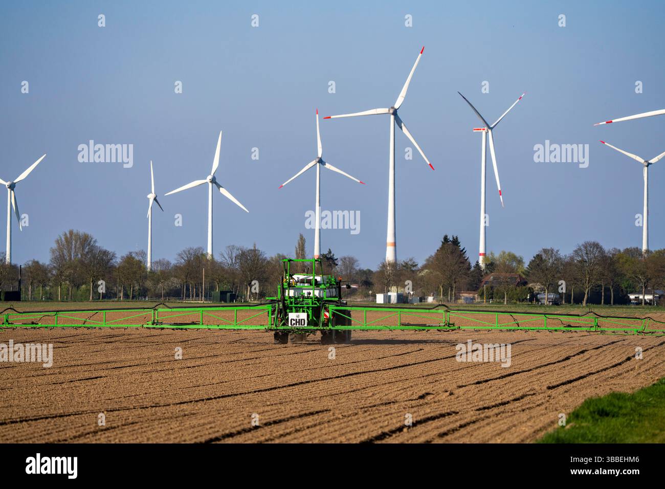 Agriculture, les pesticides sont appliqués sur un champ au début de la saison de croissance, pulvérisateur phytosanitaire du fabricant néerlandais CHD, sur un trac Banque D'Images