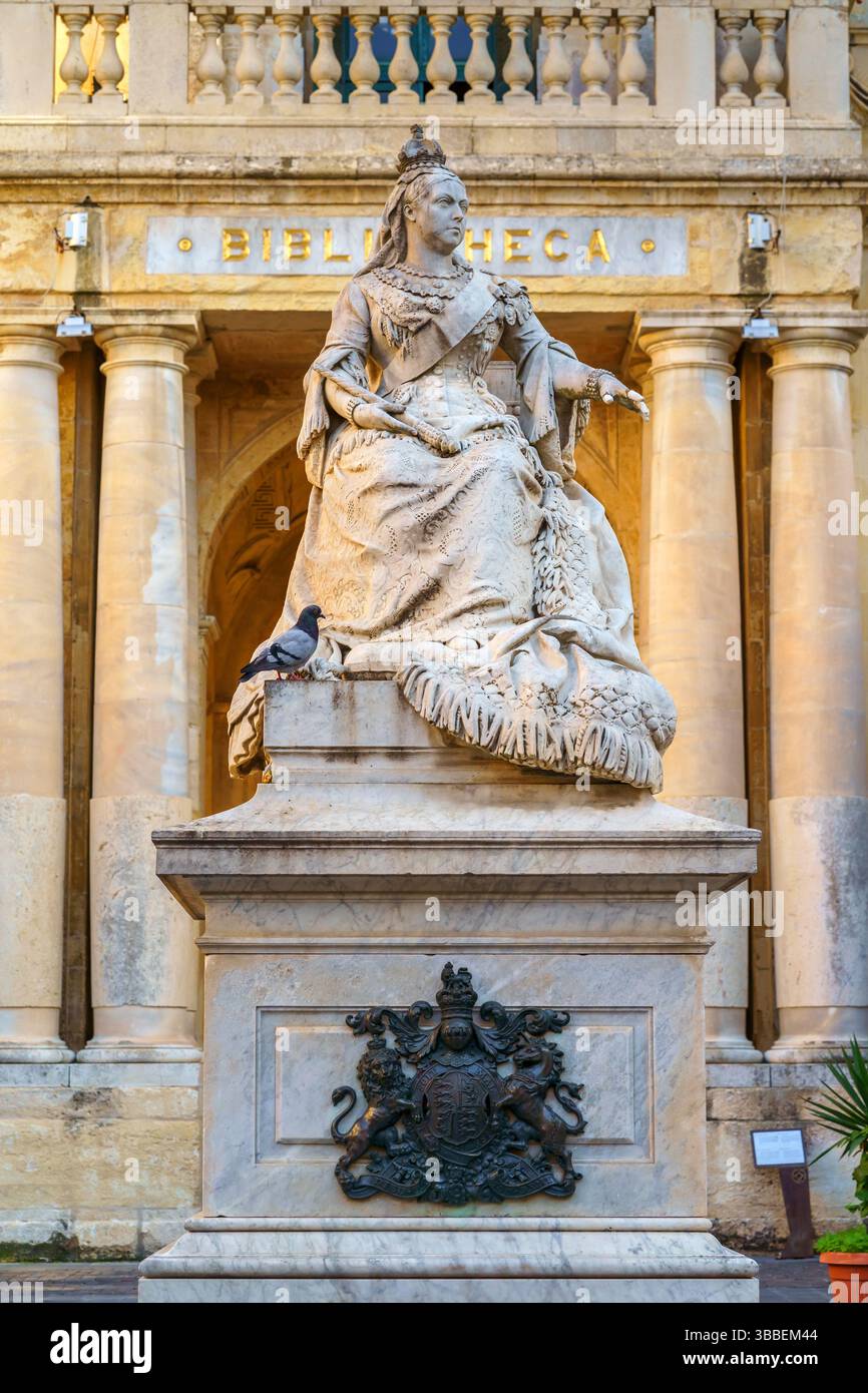 LA VALETTE, MALTE - 12 NOVEMBRE 2018 - la statue de la reine Victoria devant la Bibliotheca, sur la place de la République dans la capitale Banque D'Images
