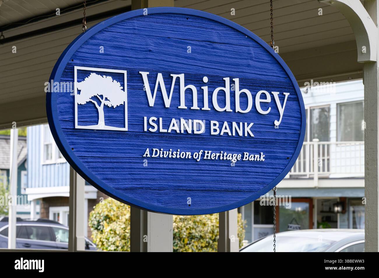 Langley, WA, États-Unis - 16 avril 2025 ; panneau suspendu en bleu et blanc pour Whidbey Island Bank, une division de Heritage Bank Banque D'Images
