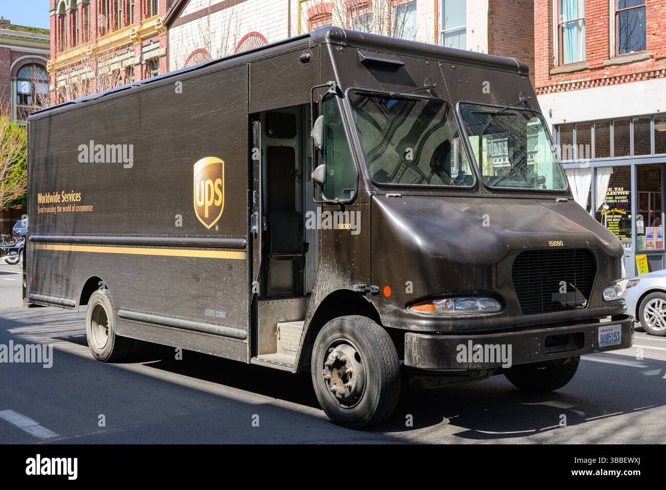 Port Townsend., WA, États-Unis - 23 avril 2025 ; United Parcels Service UPS fourgon de livraison garé sur la rue de la ville dans la livrée brune Banque D'Images