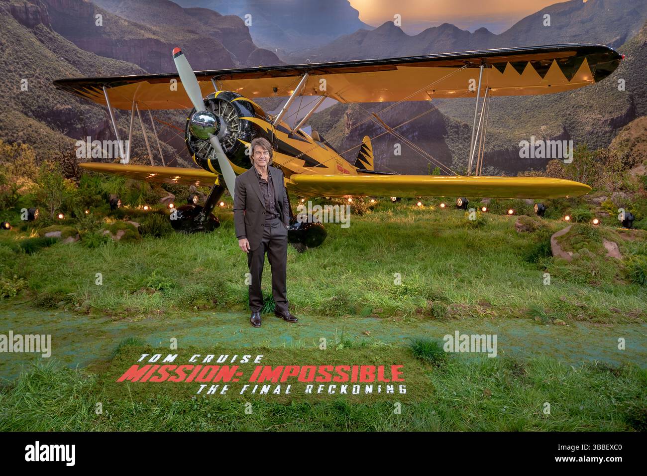 Londres, Royaume-Uni. 15 mai 2025. Tom Cruise pose avec un biplan jaune cascadeur alors qu'il assiste à la première mondiale « Mission : impossible - The final Reckoning » à Leicester Square. Crédit : Guy Corbishley/EMPICS/Alamy Live News Banque D'Images