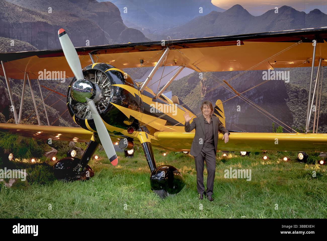 Londres, Royaume-Uni. 15 mai 2025. Tom Cruise pose avec un biplan jaune cascadeur alors qu'il assiste à la première mondiale « Mission : impossible - The final Reckoning » à Leicester Square. Crédit : Guy Corbishley/EMPICS/Alamy Live News Banque D'Images