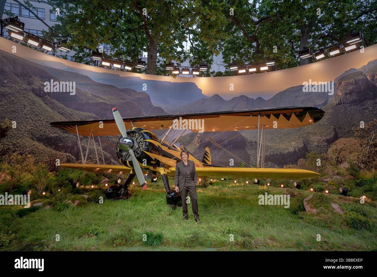Londres, Royaume-Uni. 15 mai 2025. Tom Cruise pose avec un biplan jaune cascadeur alors qu'il assiste à la première mondiale « Mission : impossible - The final Reckoning » à Leicester Square. Crédit : Guy Corbishley/EMPICS/Alamy Live News Banque D'Images