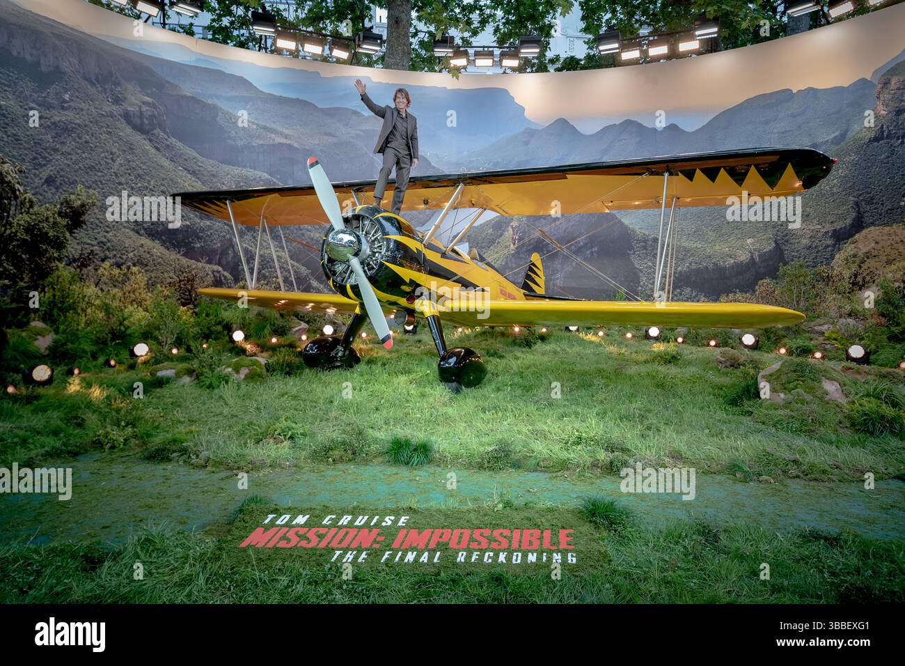 Londres, Royaume-Uni. 15 mai 2025. Tom Cruise pose avec un biplan jaune cascadeur alors qu'il assiste à la première mondiale « Mission : impossible - The final Reckoning » à Leicester Square. Crédit : Guy Corbishley/EMPICS/Alamy Live News Banque D'Images