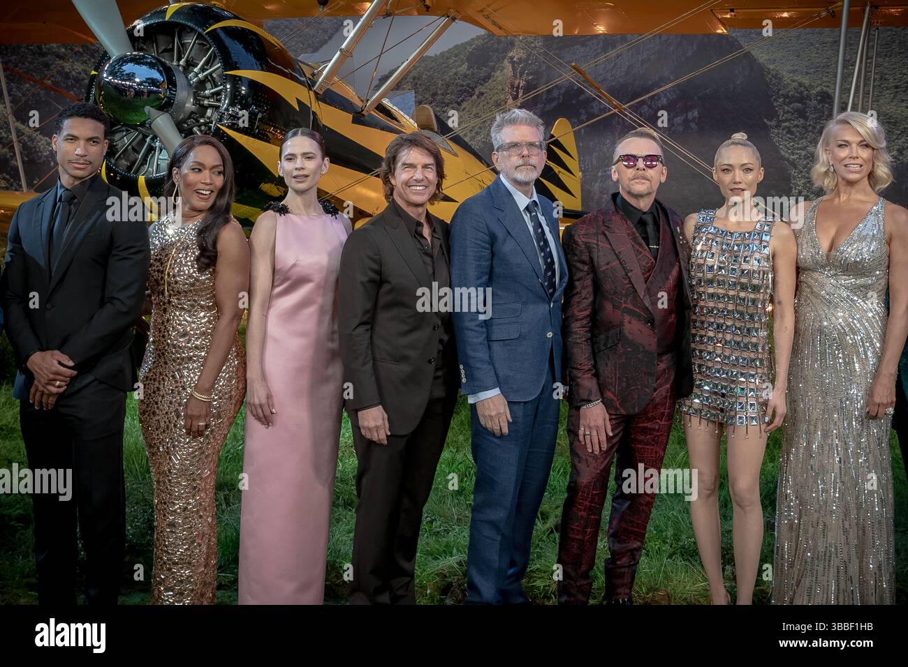 Londres, Royaume-Uni. 15 mai 2025. Greg Tarzan Davis, Angela Bassett, Hayley Atwell, Tom Cruise, Christopher McQuarrie, Simon Pegg, Pom Klementieff, Hannah Waddingham assistent à la première mondiale de « Mission impossible - The final Reckoning » à Leicester Square. Crédit : Guy Corbishley/EMPICS/Alamy Live News Banque D'Images