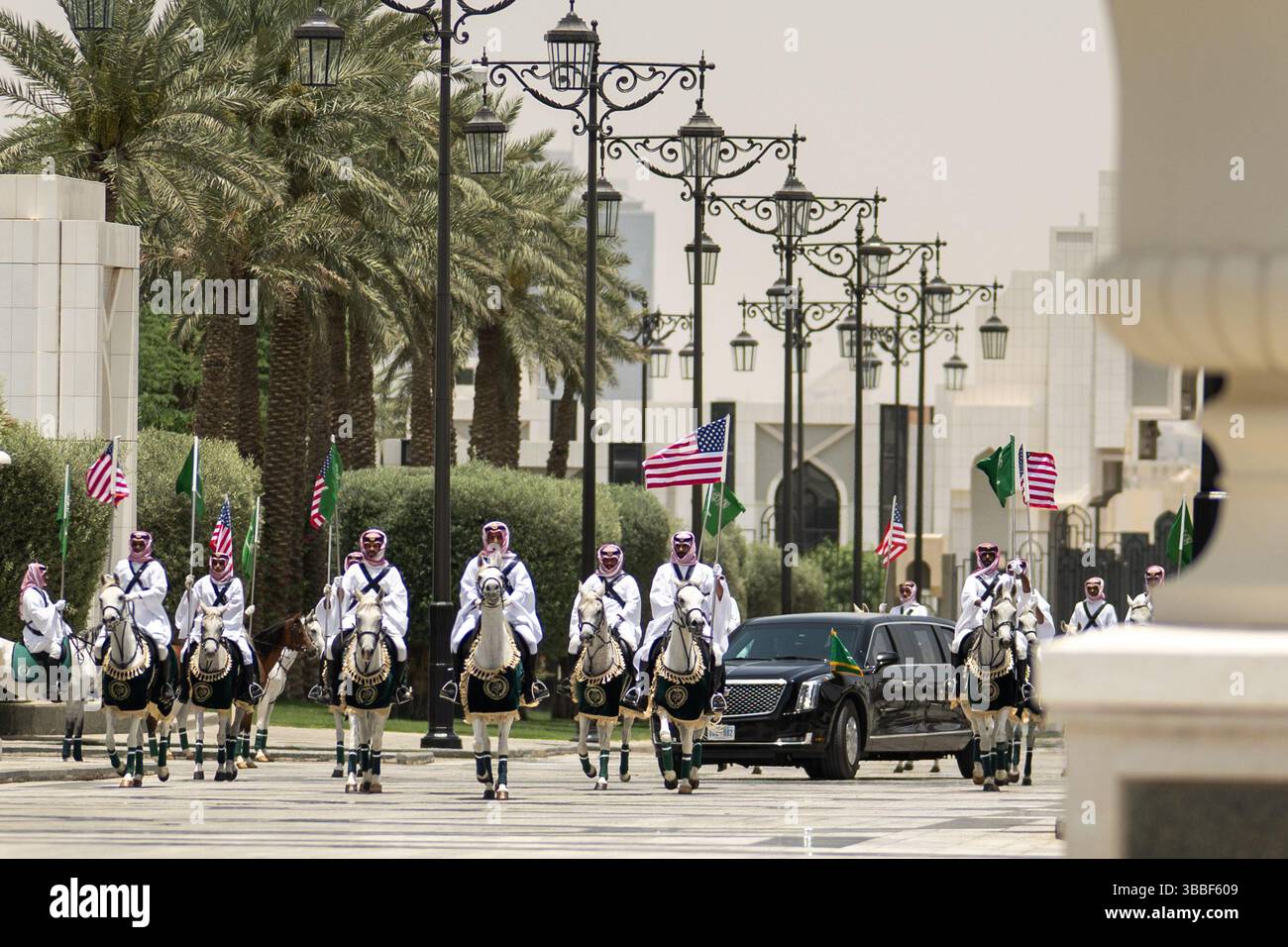 Le cortège du président Donald Trump est escorté par des membres de la Garde Royale saoudienne à cheval arabe au Palais de la Cour royale, mardi 13 mai 2025. (Photo officielle de la Maison Blanche par Daniel Torok) Banque D'Images