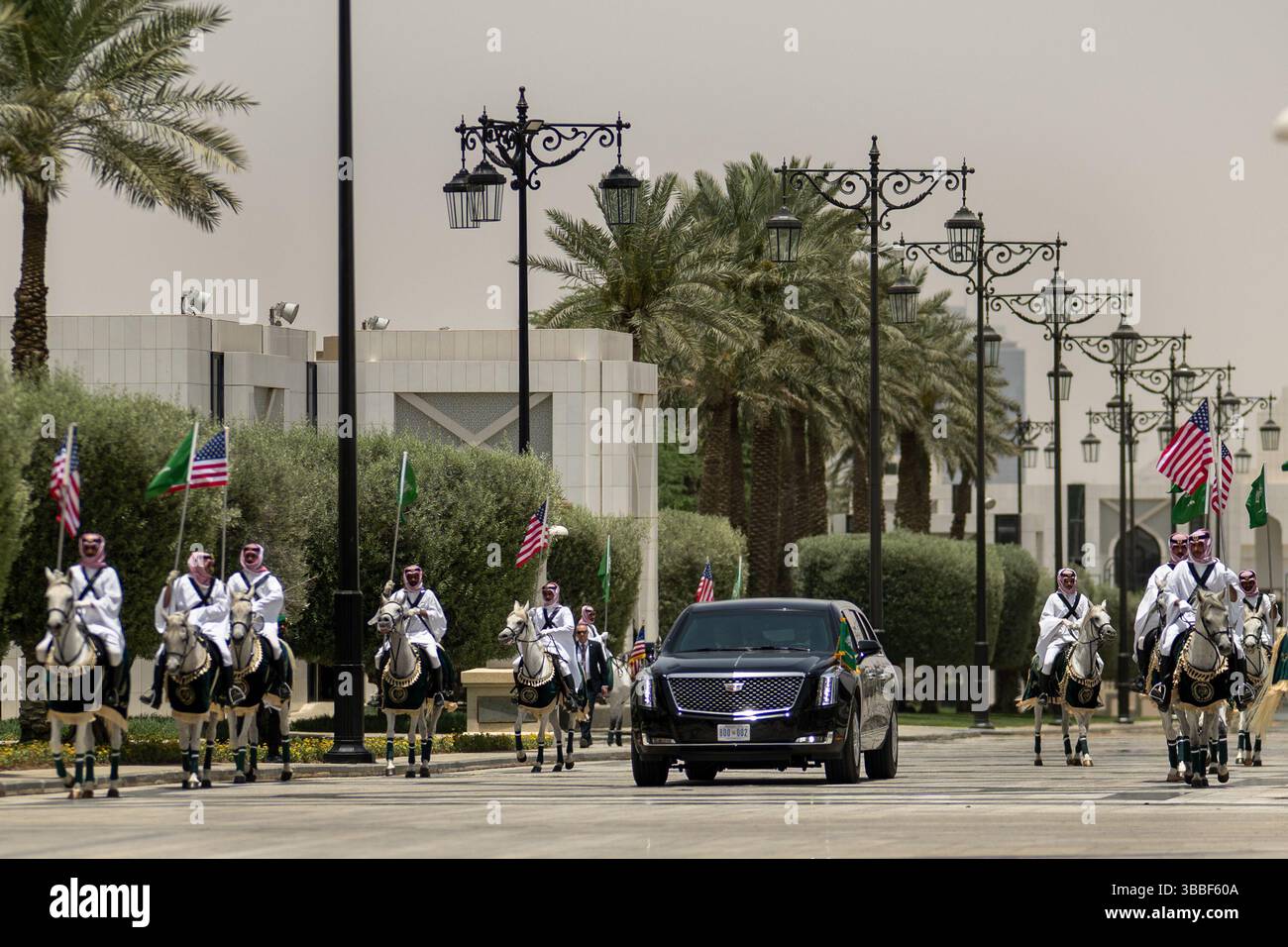 Le cortège du président Donald Trump est escorté par des membres de la Garde Royale saoudienne à cheval arabe au Palais de la Cour royale, mardi 13 mai 2025. (Photo officielle de la Maison Blanche par Daniel Torok) Banque D'Images