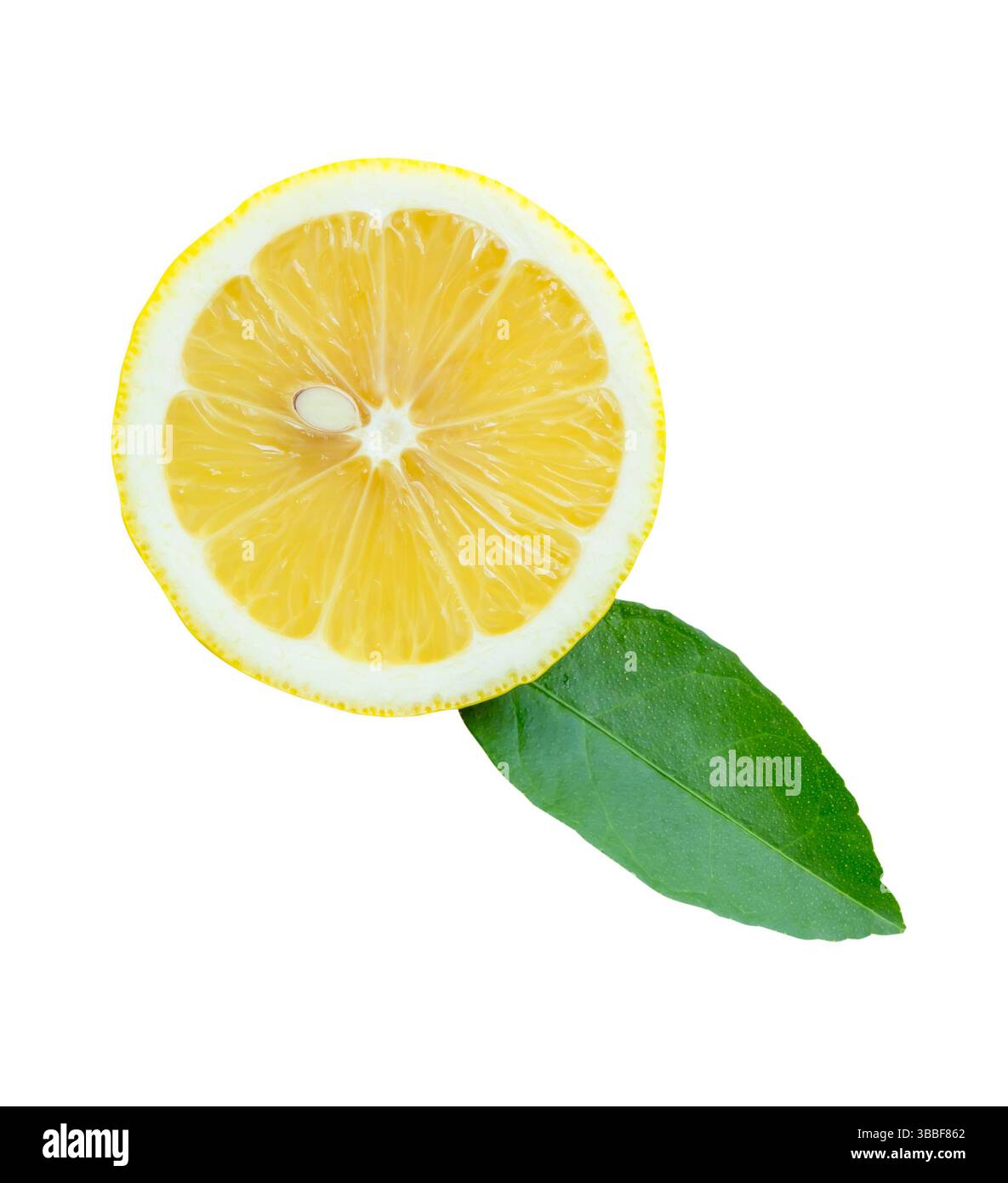 Vue de face de fruits de citron jaune mûr dans une moitié avec feuille verte est isolé sur fond blanc avec chemin de découpage. Banque D'Images