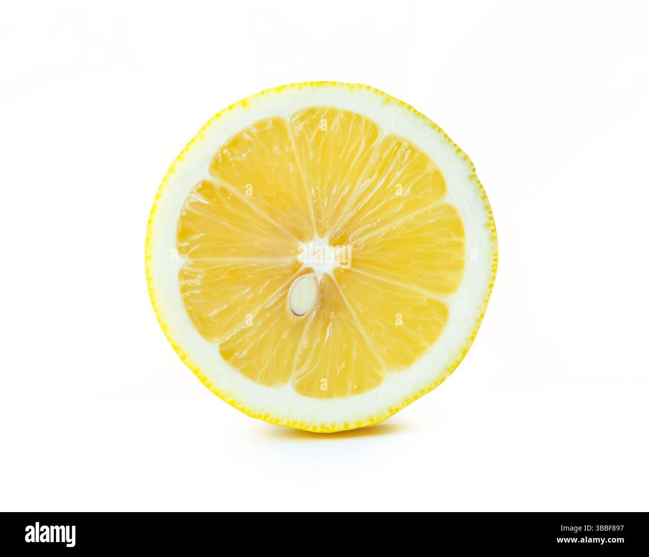 Vue de face du fruit de citron jaune mûr dans une moitié avec la graine est isolé sur fond blanc avec chemin de découpage. Banque D'Images