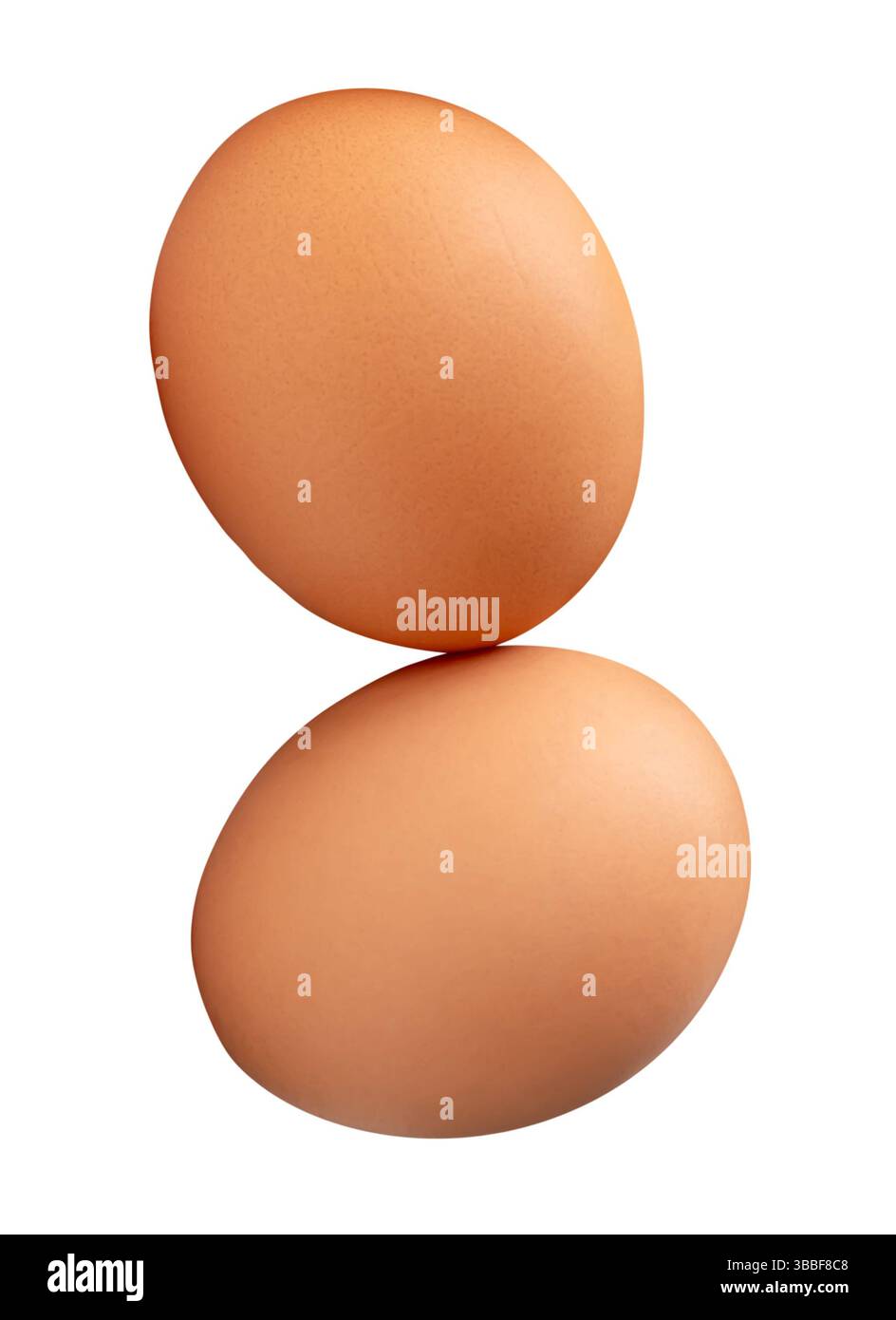 Deux œufs de poule bruns frais dans la pile est isolé sur fond blanc avec chemin de découpage. Banque D'Images