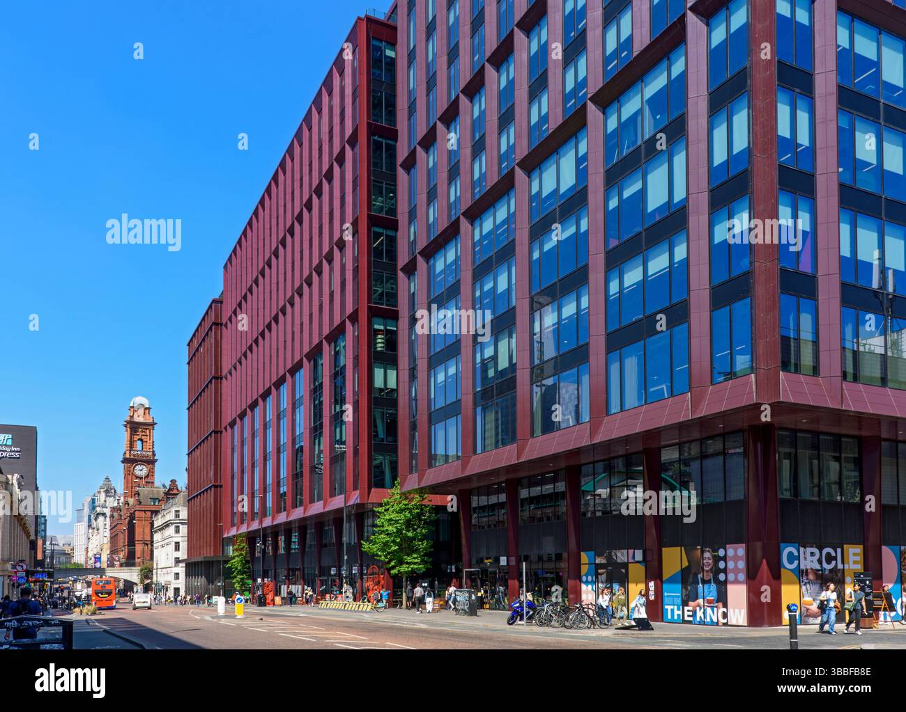 The Circle Square Development, Oxford Road, Manchester, Angleterre, Royaume-Uni. Au loin se trouve la tour de la tour du Palace Hôtel. Banque D'Images