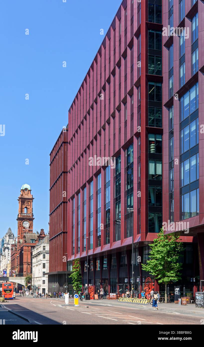 The Circle Square Development, Oxford Road, Manchester, Angleterre, Royaume-Uni. Au loin se trouve la tour de la tour du Palace Hôtel. Banque D'Images
